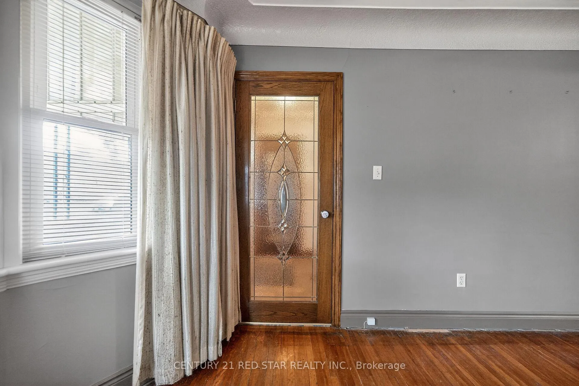 Photo 8 of 210 Huxley Avenue S, Hamilton, Delta — HOMEH