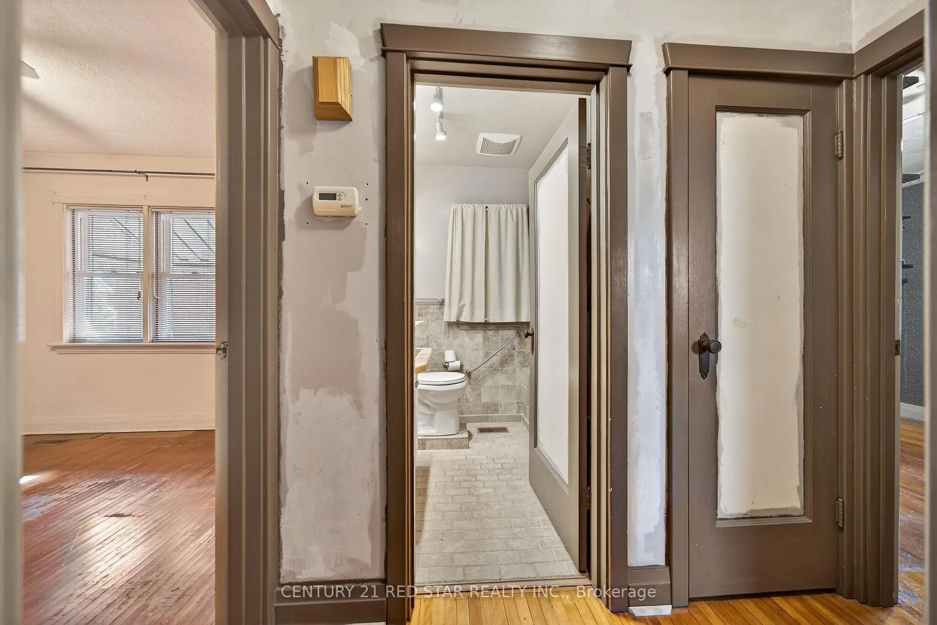 Photo 9 of 210 Huxley Avenue S, Hamilton, Delta — HOMEH