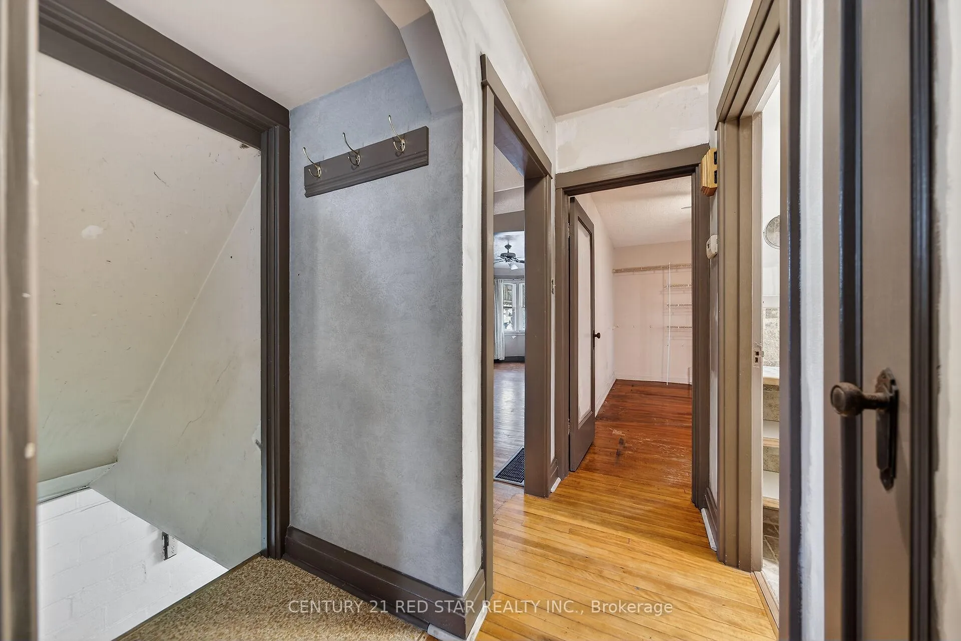Photo 10 of 210 Huxley Avenue S, Hamilton, Delta — HOMEH