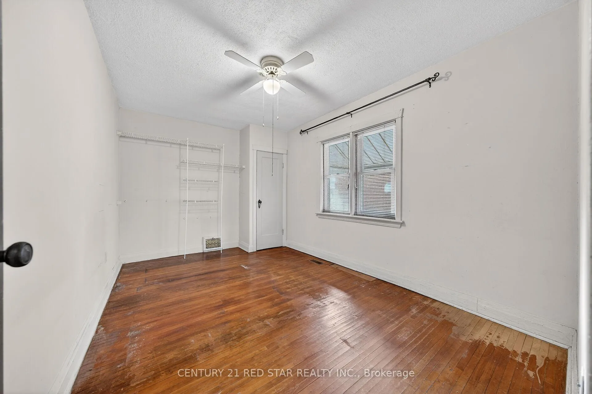 Photo 11 of 210 Huxley Avenue S, Hamilton, Delta — HOMEH