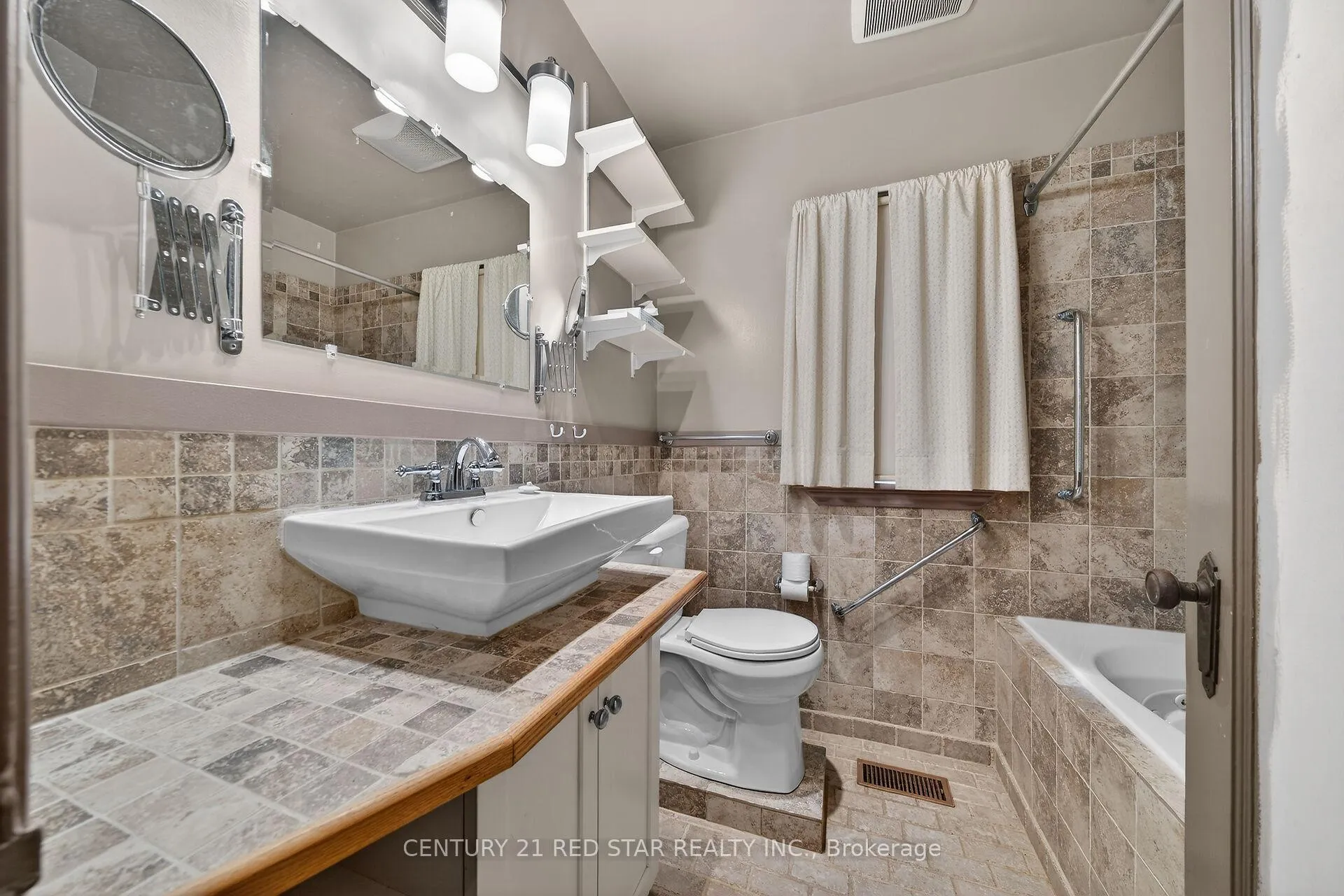Photo 12 of 210 Huxley Avenue S, Hamilton, Delta — HOMEH