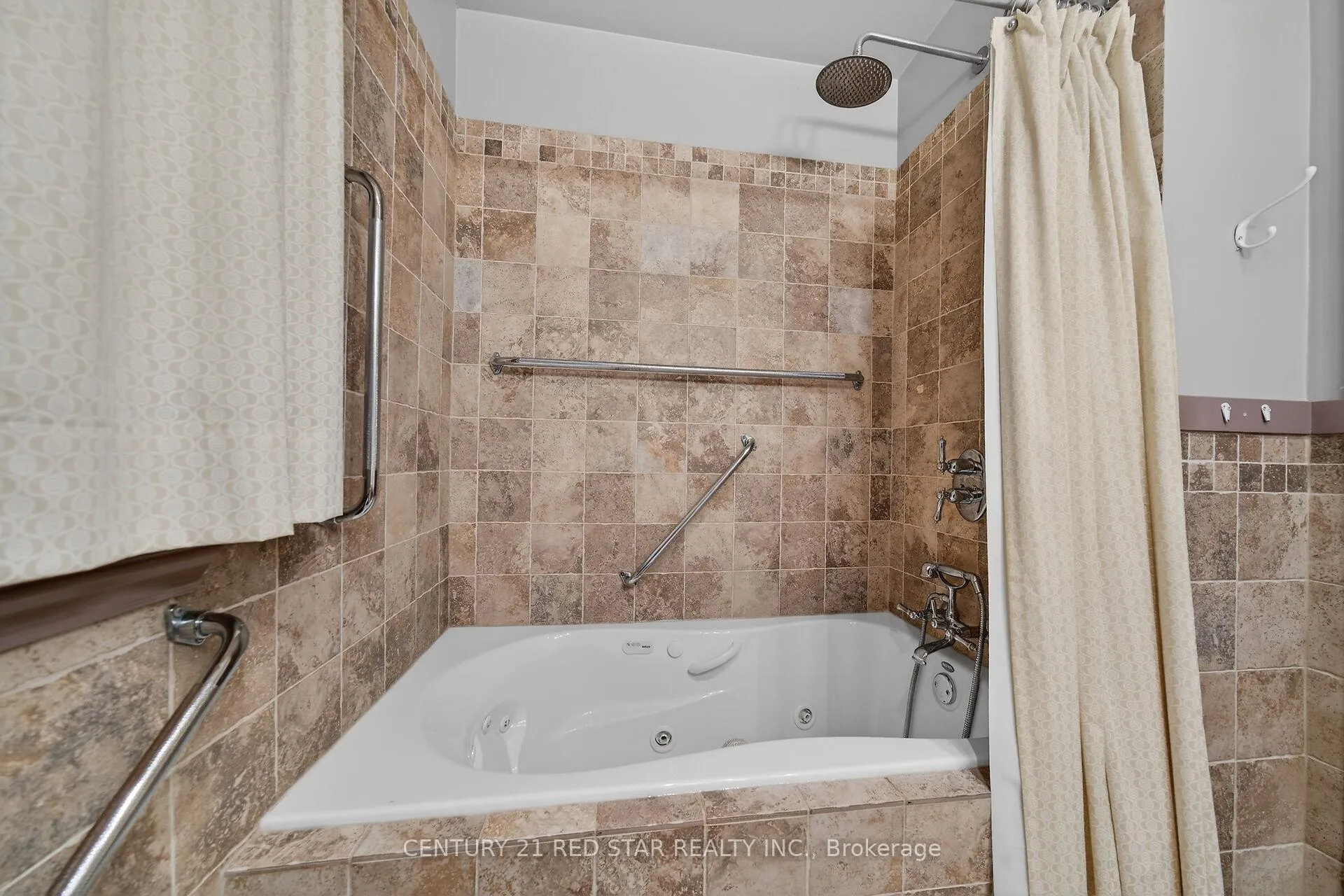 Photo 13 of 210 Huxley Avenue S, Hamilton, Delta — HOMEH