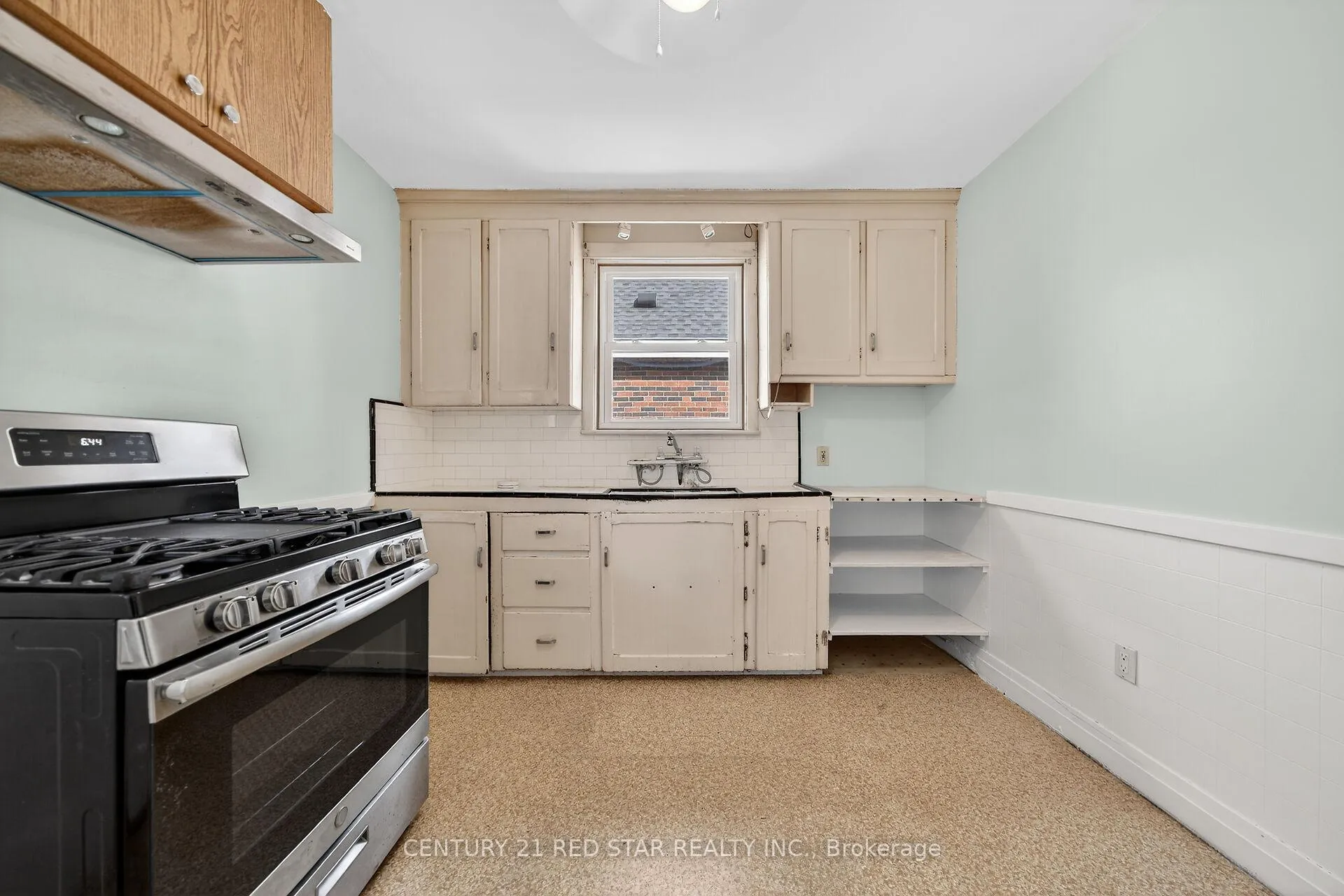 Photo 18 of 210 Huxley Avenue S, Hamilton, Delta — HOMEH