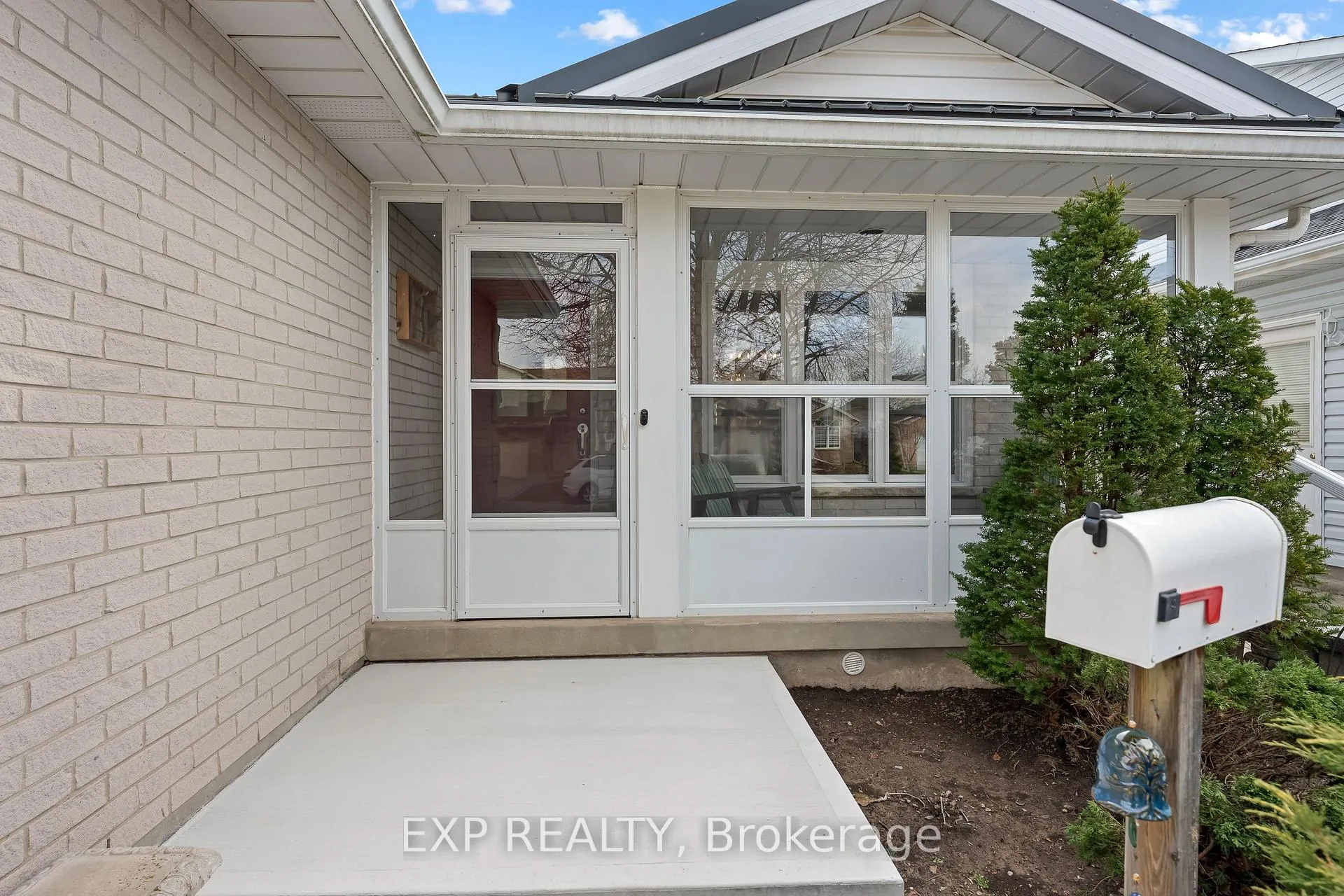 Photo 4 of 8116 Woodsview Crescent, Niagara Falls, Ascot — HOMEH
