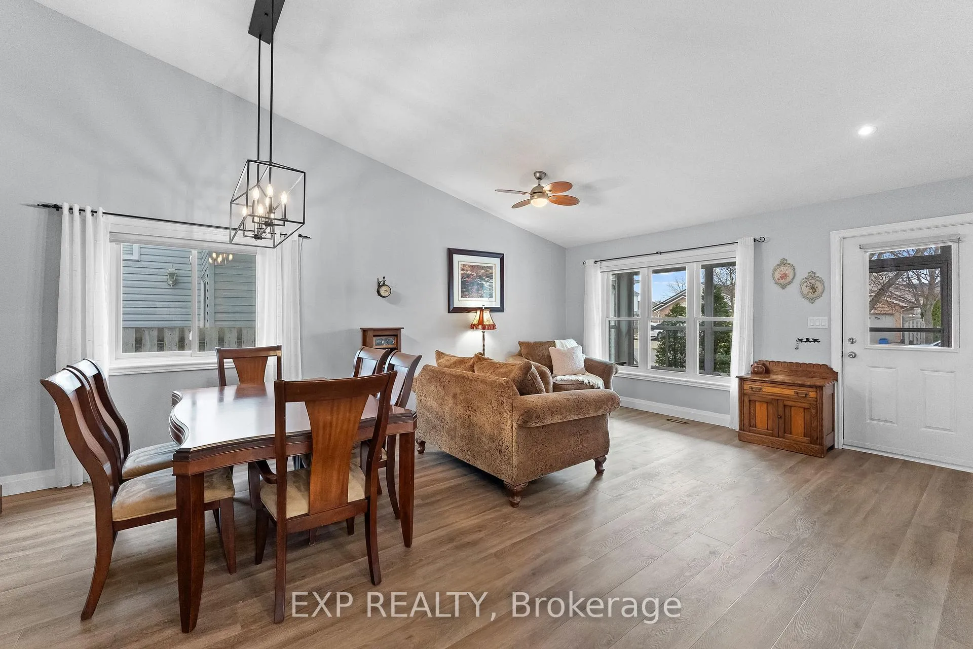 Photo 9 of 8116 Woodsview Crescent, Niagara Falls, Ascot — HOMEH