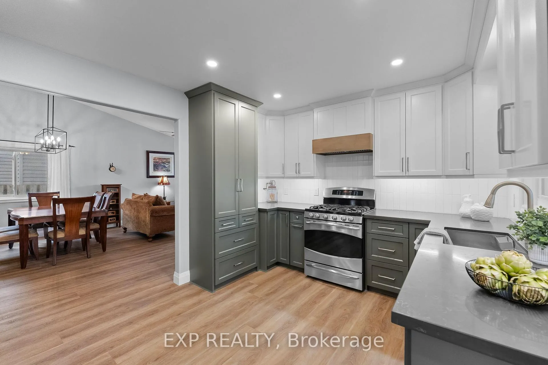 Photo 14 of 8116 Woodsview Crescent, Niagara Falls, Ascot — HOMEH