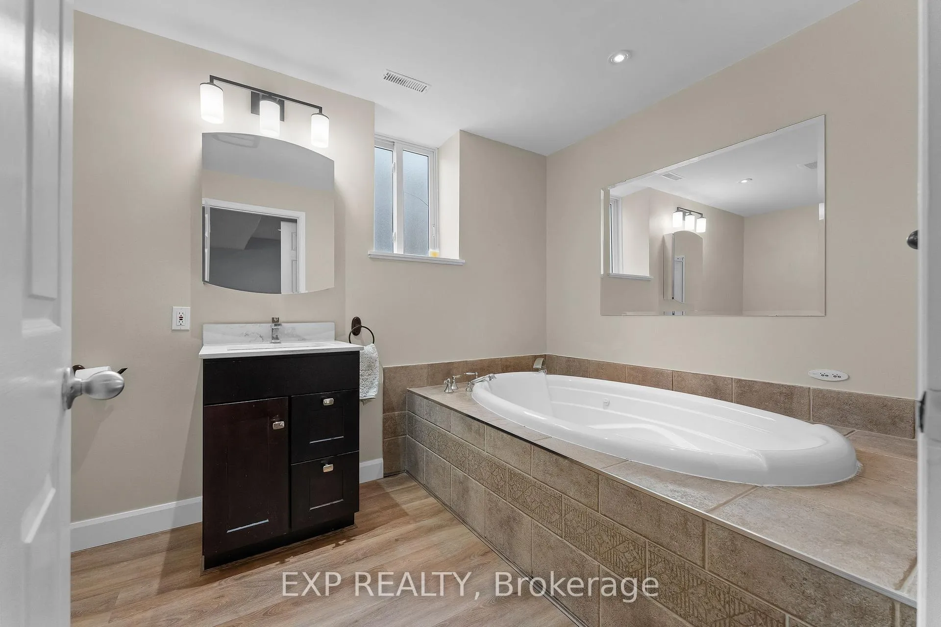 Photo 33 of 8116 Woodsview Crescent, Niagara Falls, Ascot — HOMEH
