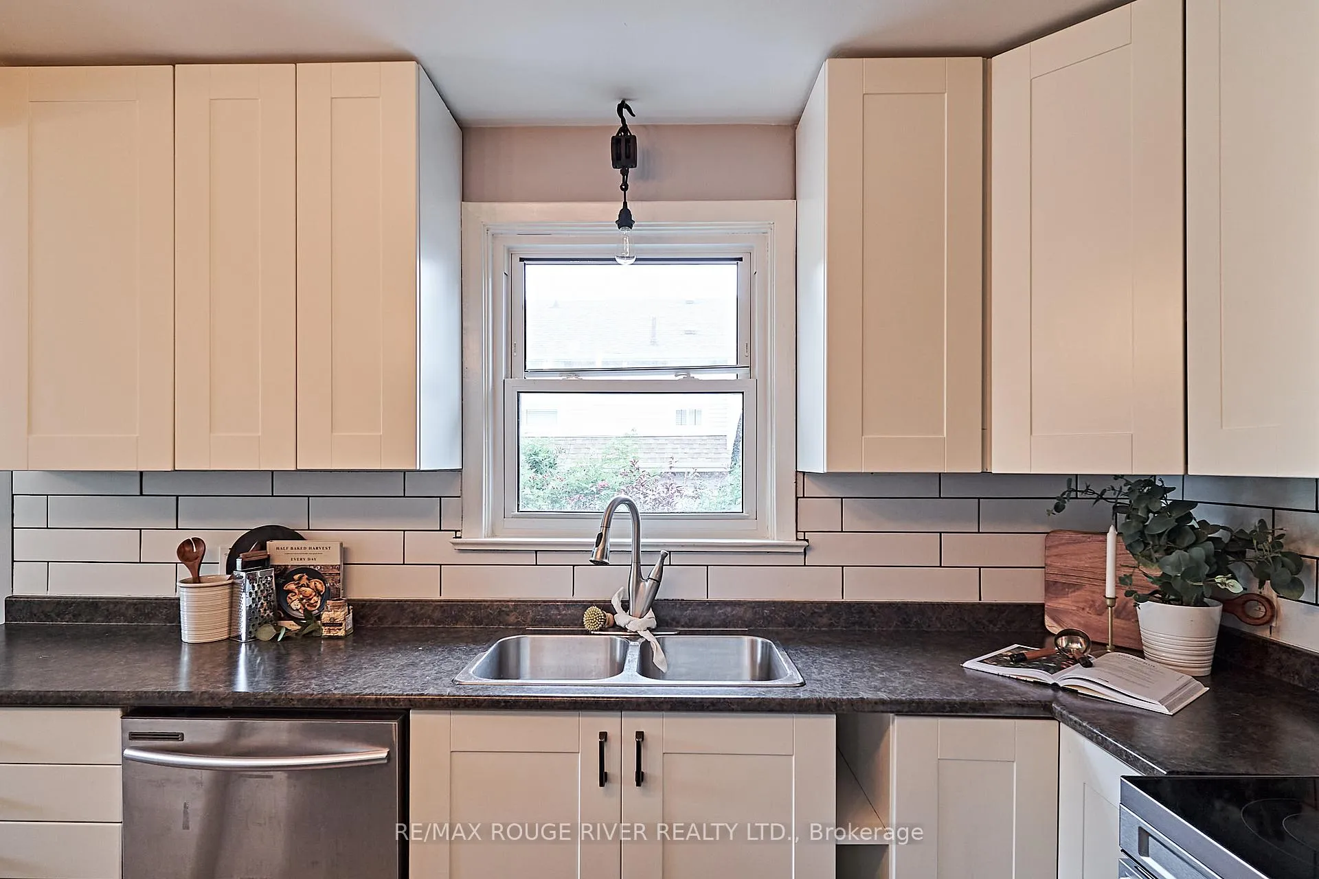 Photo 18 of 1073 King Street E, Oshawa, Donevan — HOMEH