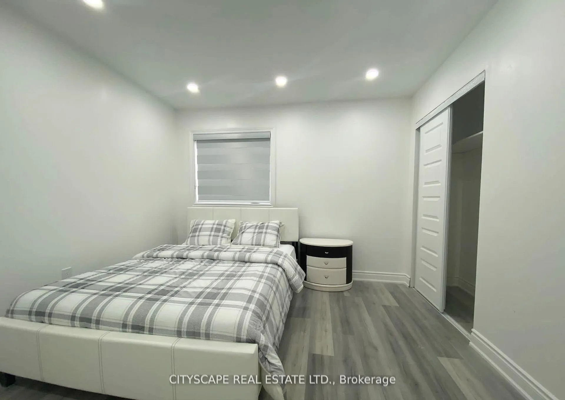 Photo 10 of 48 Seabreeze Crescent, Hamilton, Lakeshore — HOMEH
