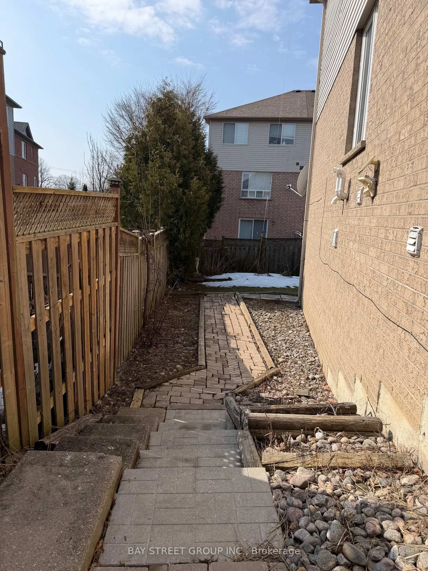 Photo 2 of Unit Lower, 149 Millcliff Circle, Aurora, Aurora Grove — HOMEH