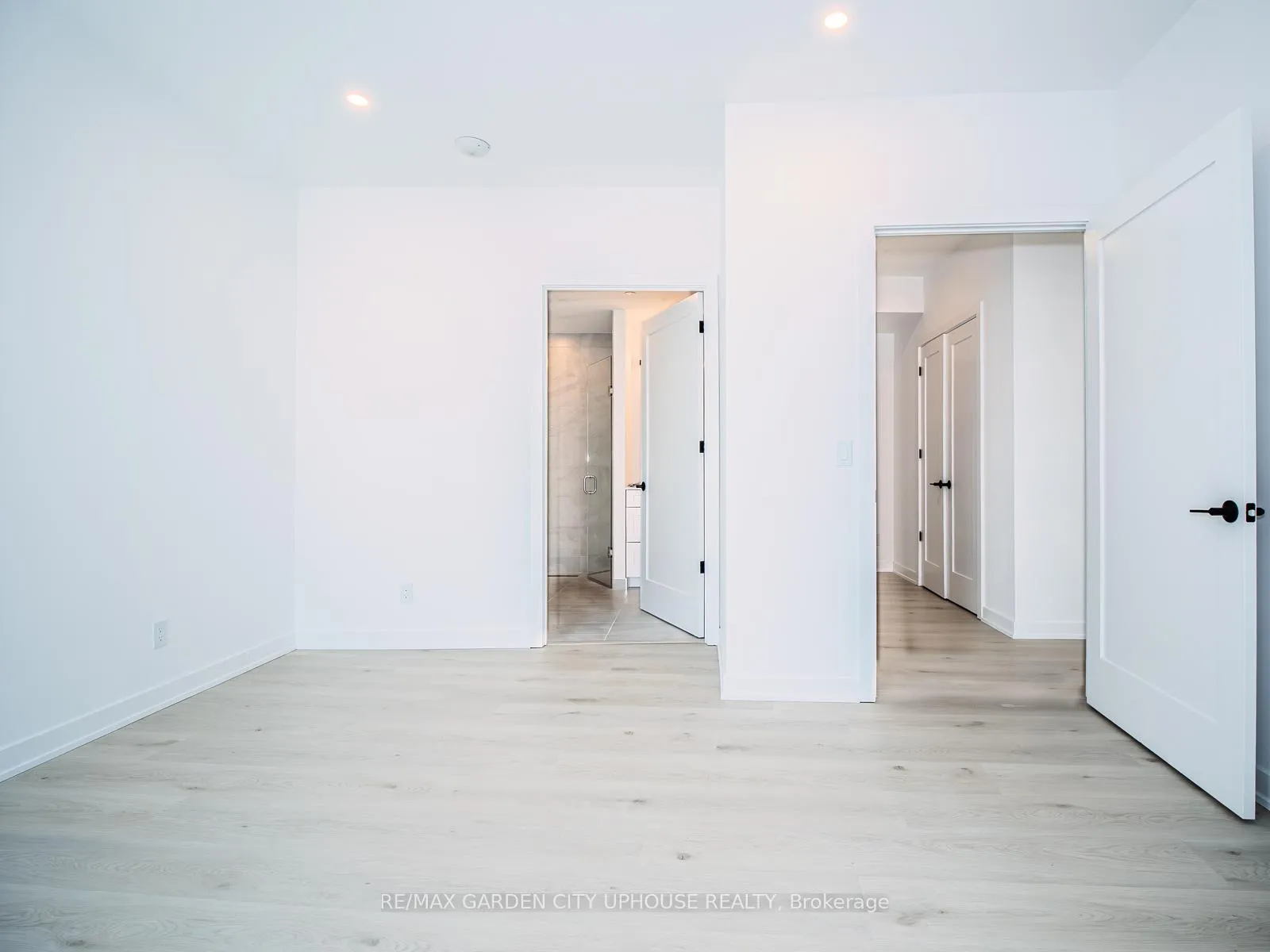 Photo 3 of Unit 901, 57 Carlisle Street, St. Catharines, Downtown — HOMEH