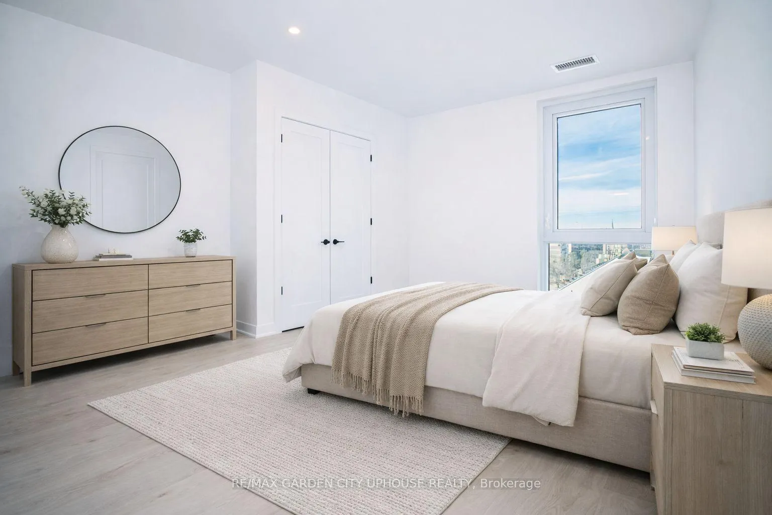 Photo 5 of Unit 901, 57 Carlisle Street, St. Catharines, Downtown — HOMEH