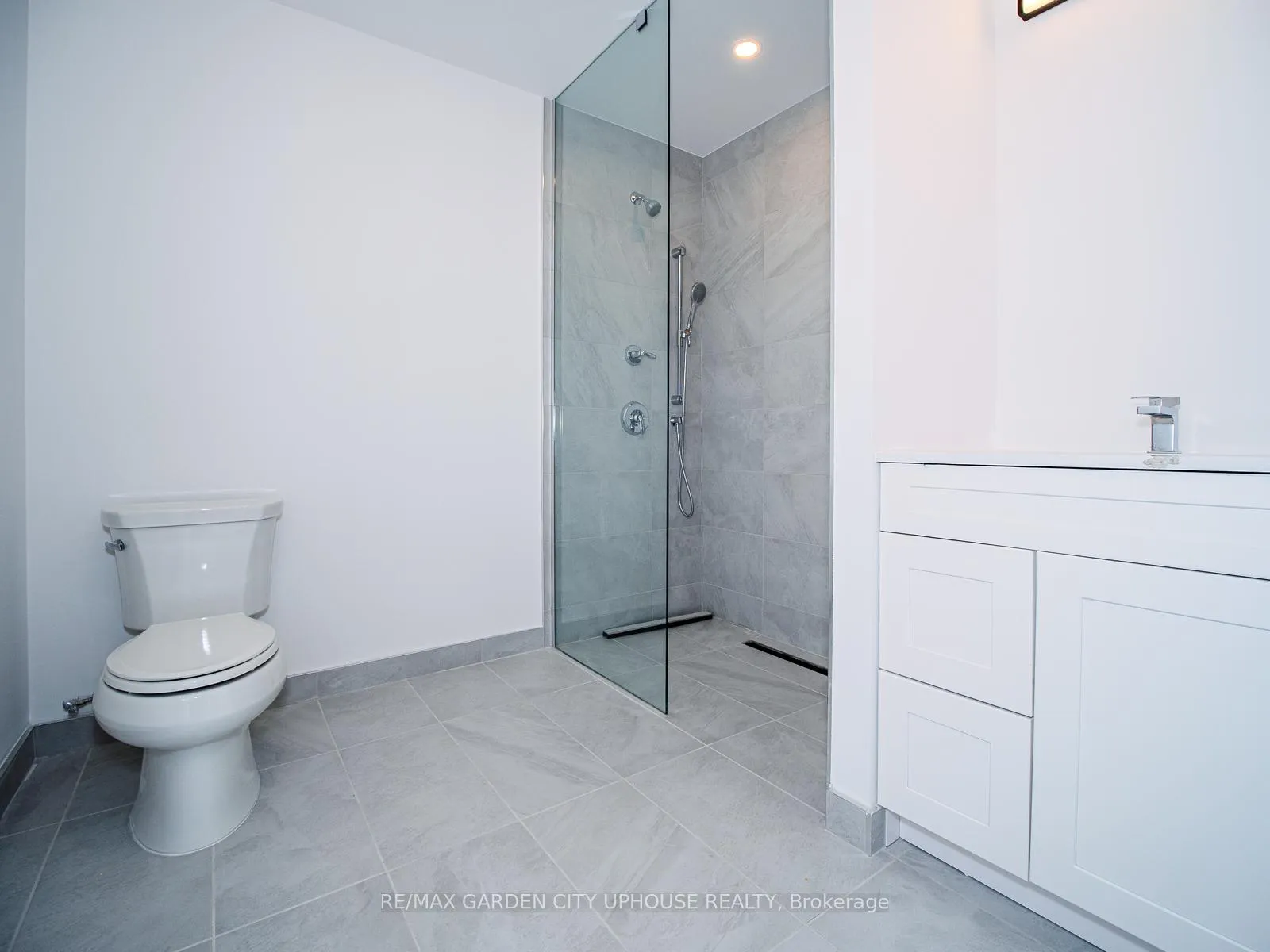 Photo 6 of Unit 901, 57 Carlisle Street, St. Catharines, Downtown — HOMEH