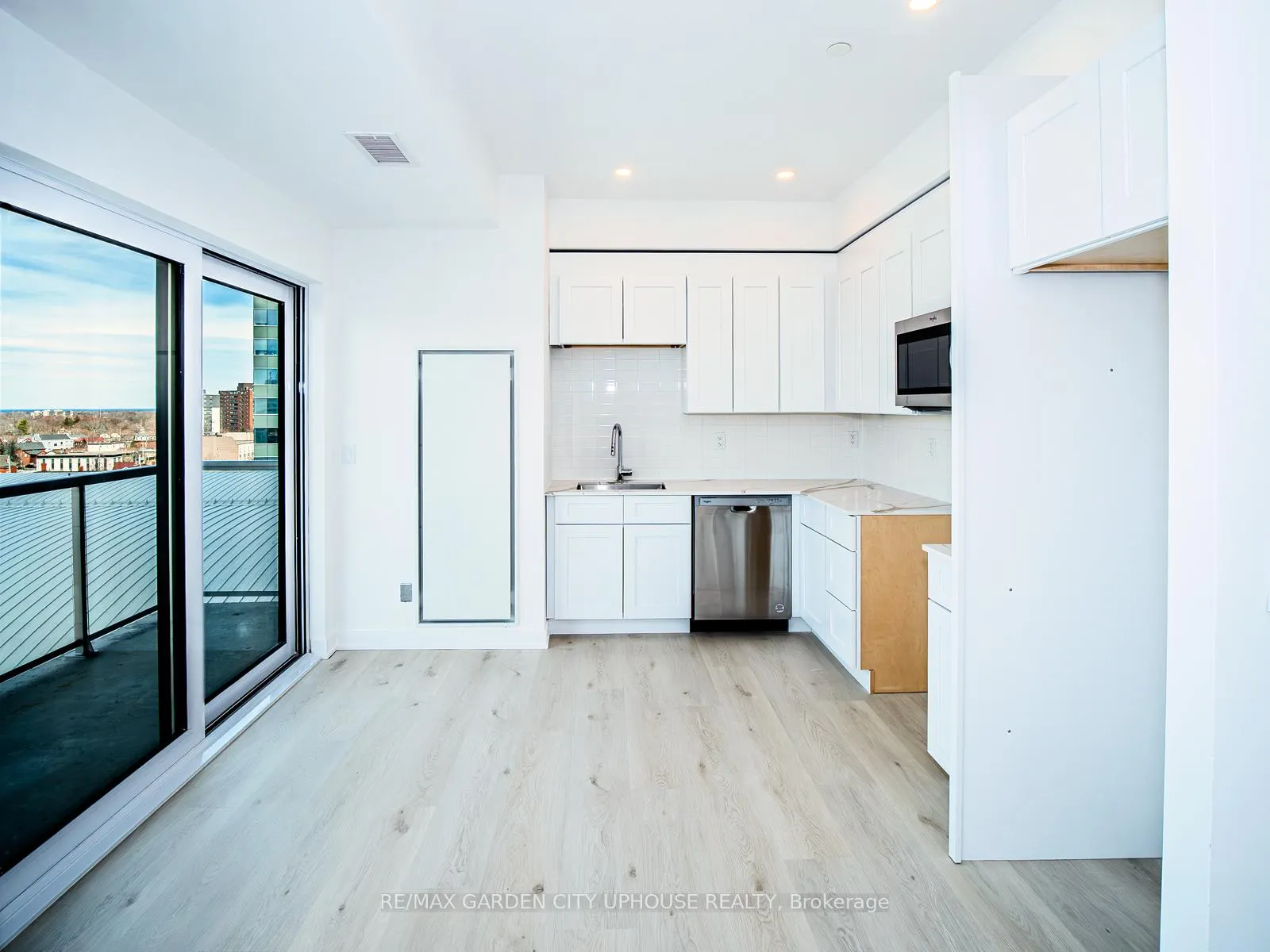 Photo 7 of Unit 901, 57 Carlisle Street, St. Catharines, Downtown — HOMEH