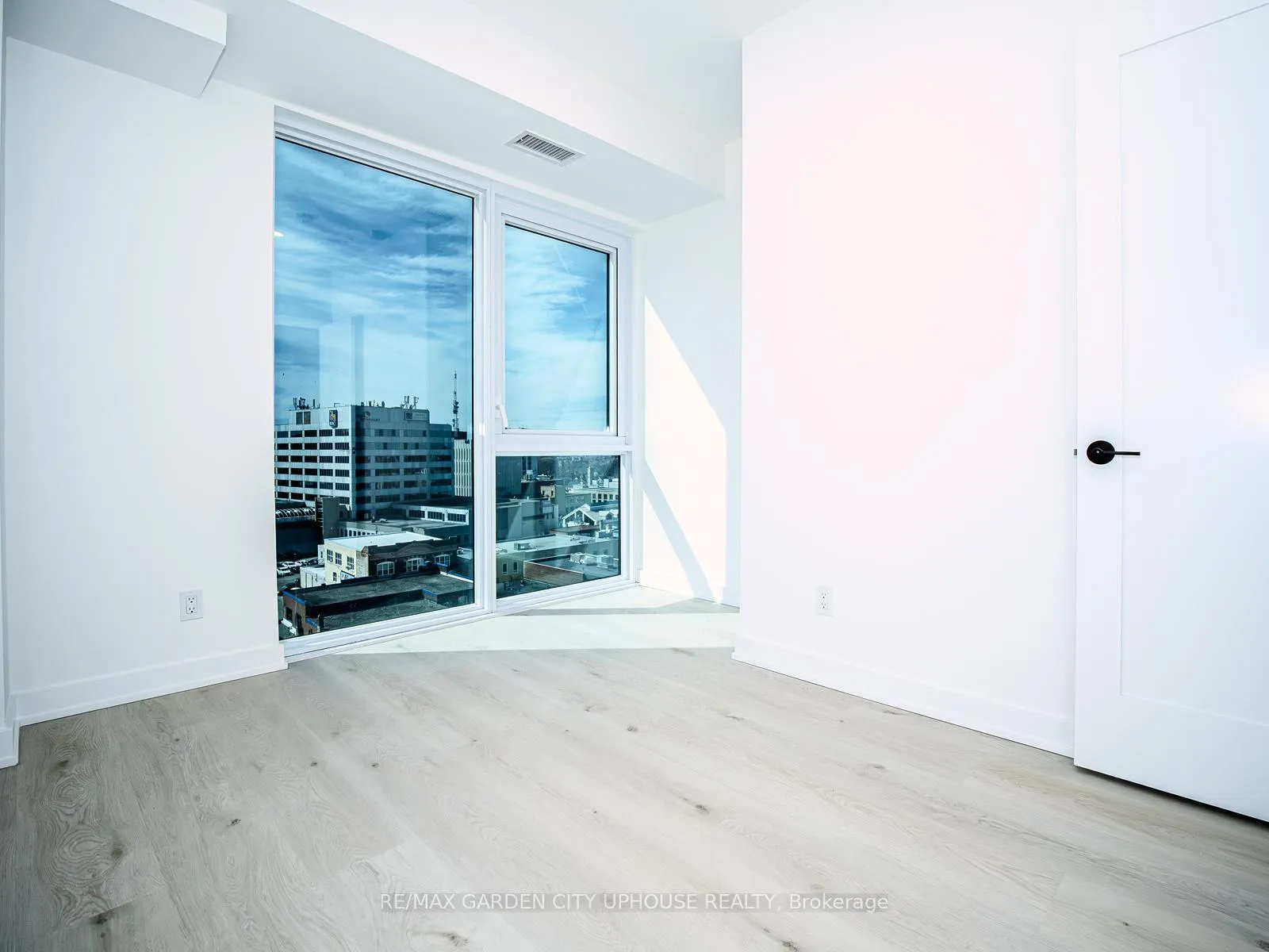 Photo 13 of Unit 901, 57 Carlisle Street, St. Catharines, Downtown — HOMEH