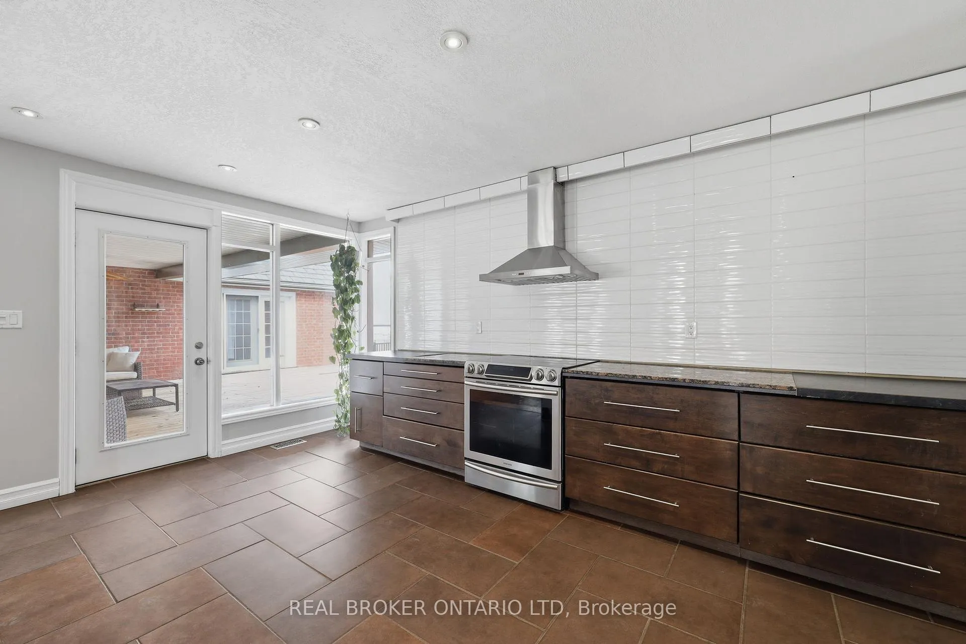 Photo 10 of 6152 Bostwick Street, Central Elgin, Union — HOMEH