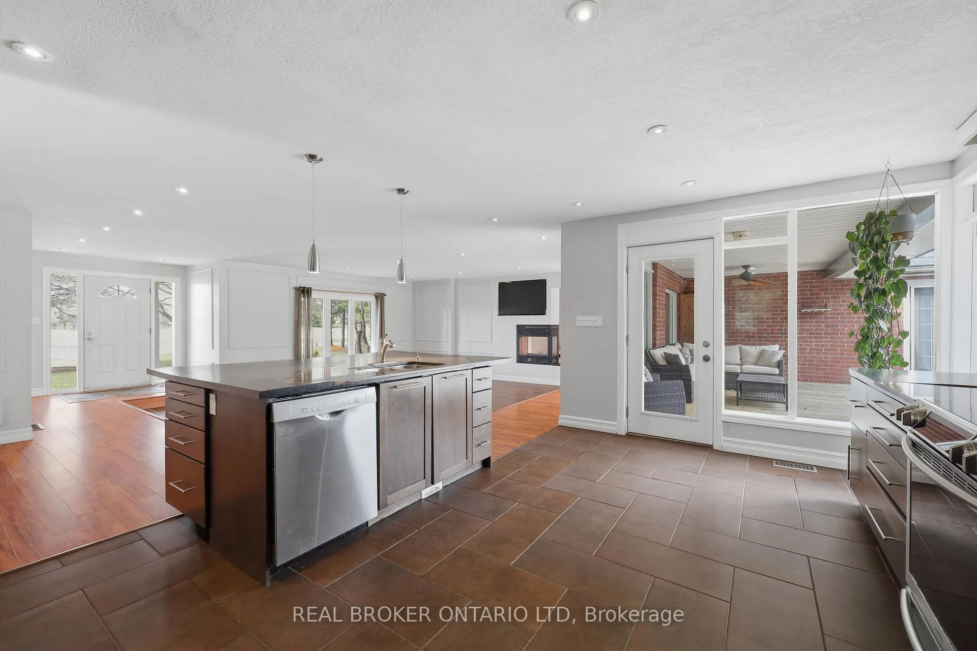 Photo 11 of 6152 Bostwick Street, Central Elgin, Union — HOMEH