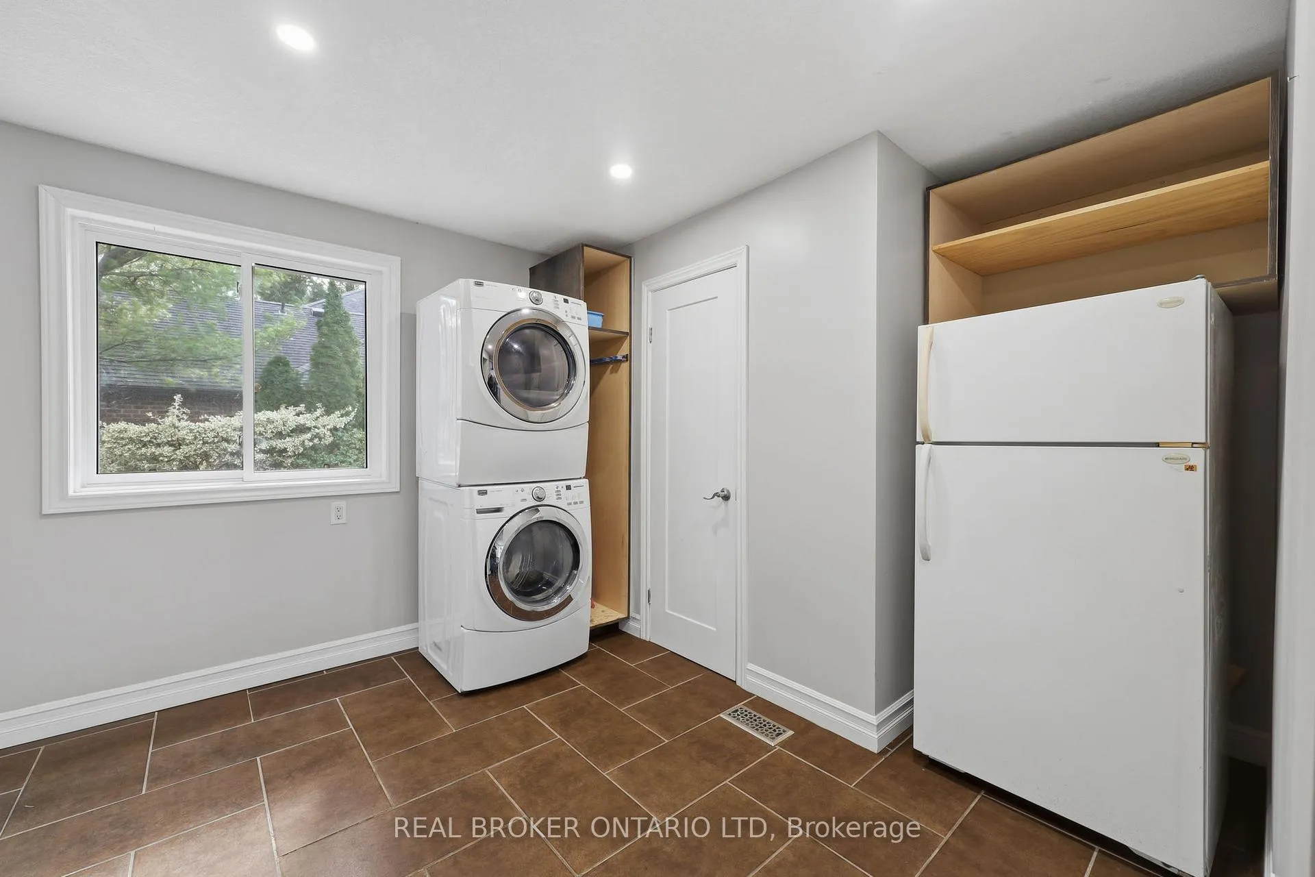 Photo 23 of 6152 Bostwick Street, Central Elgin, Union — HOMEH