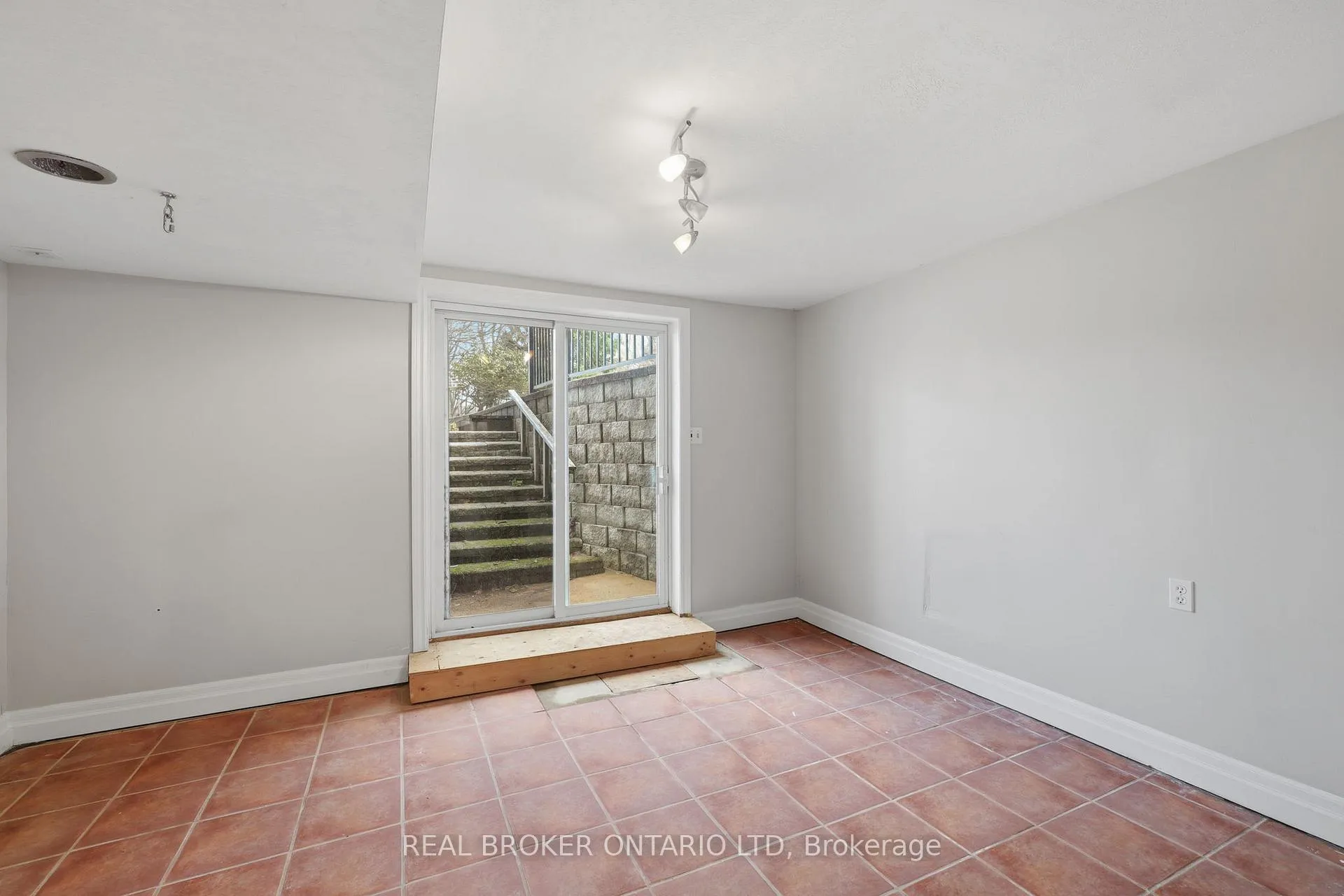 Photo 33 of 6152 Bostwick Street, Central Elgin, Union — HOMEH