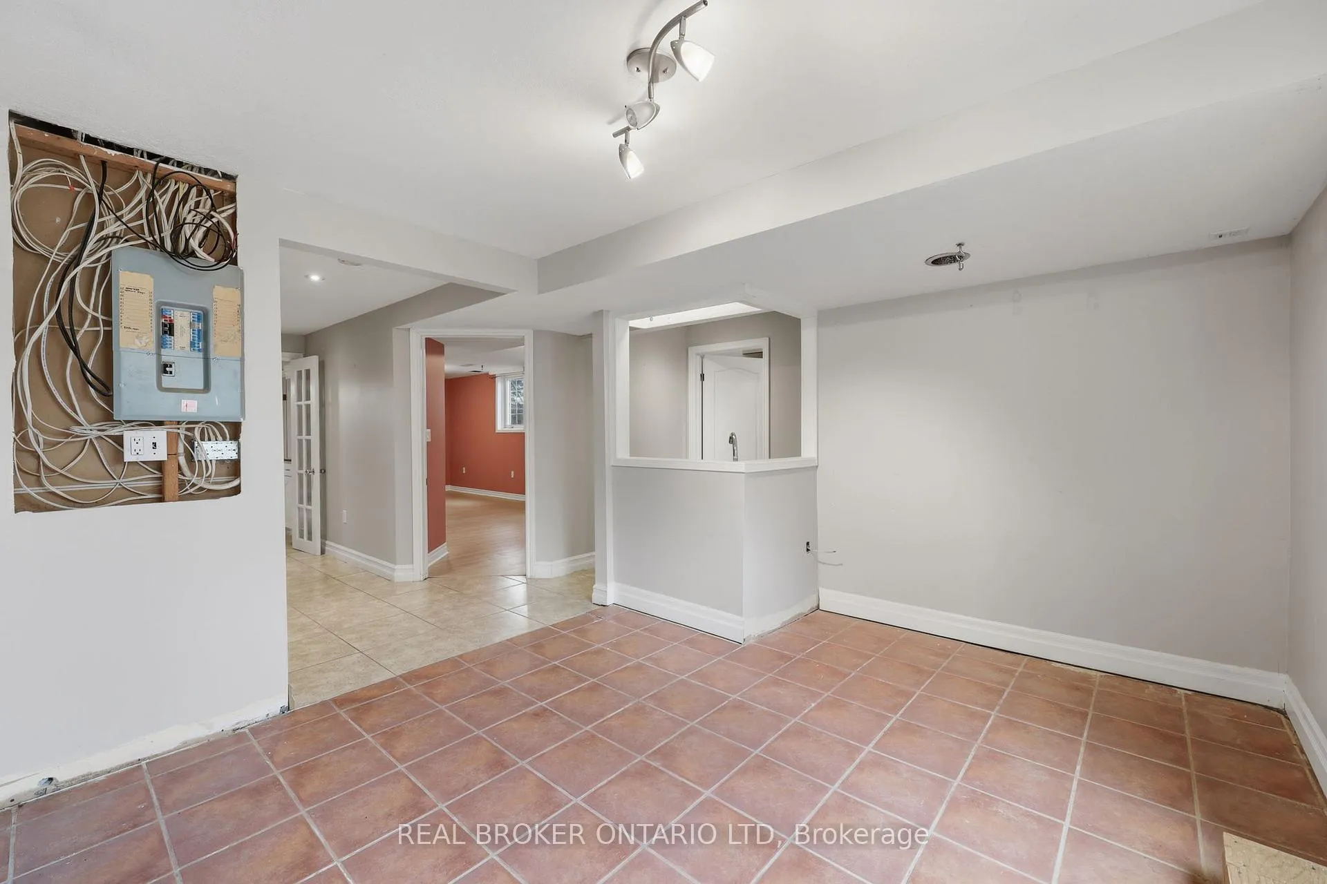 Photo 34 of 6152 Bostwick Street, Central Elgin, Union — HOMEH