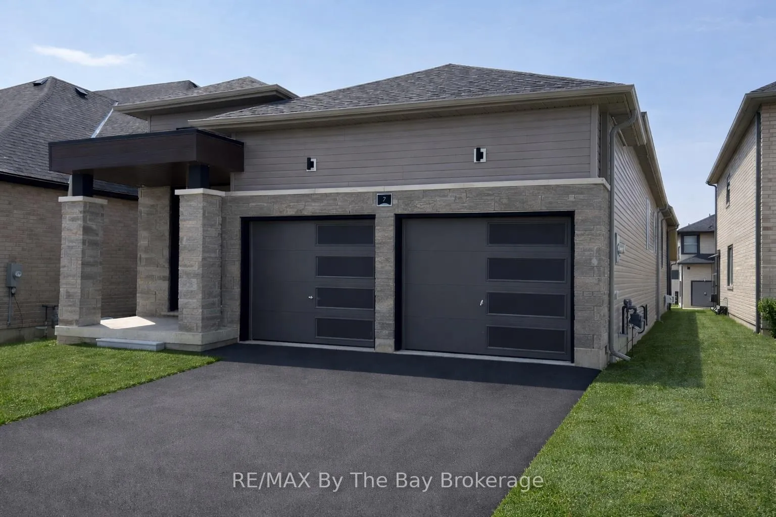 Photo 2 of 7 Rosanne Circle, Wasaga Beach — HOMEH
