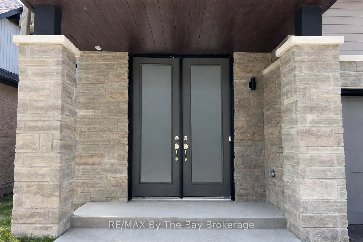 Photo 3 of 7 Rosanne Circle, Wasaga Beach — HOMEH