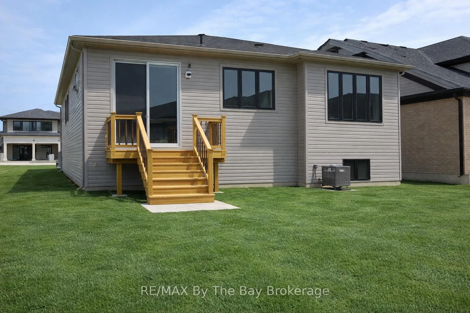 Photo 4 of 7 Rosanne Circle, Wasaga Beach — HOMEH