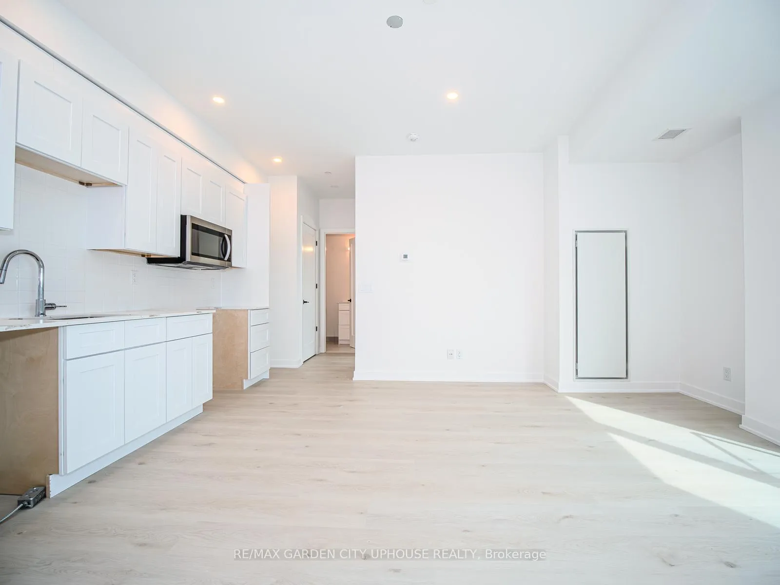 Photo 2 of Unit 904, 57 Carlisle Street, St. Catharines, Downtown — HOMEH