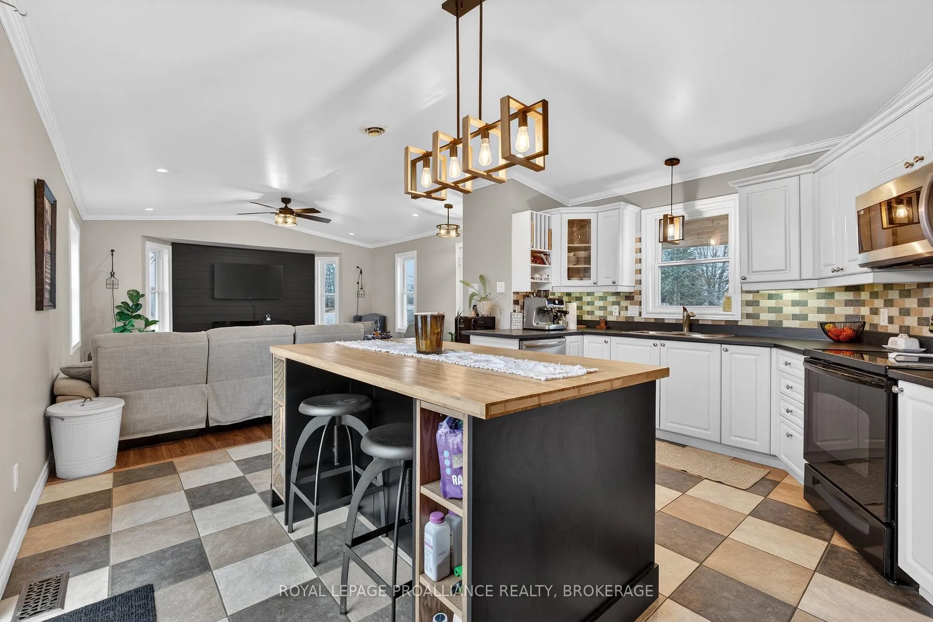 Photo 9 of 1288 Asselstine Road, Frontenac, Frontenac South — HOMEH