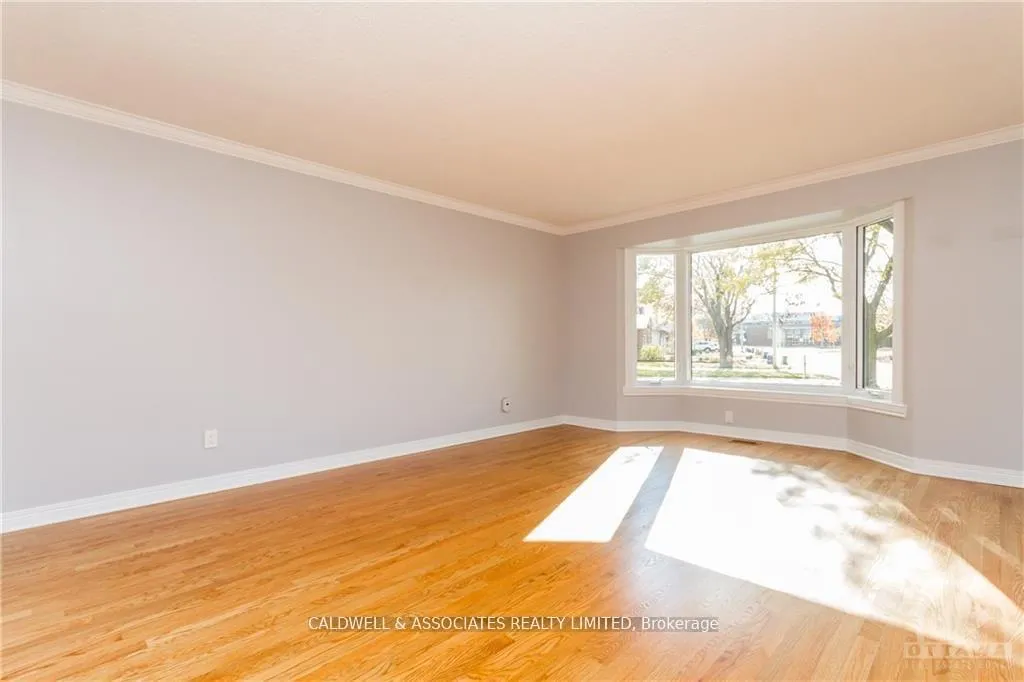 Photo 5 of 13 Sai Crescent, Ottawa, Hunt Club Park — HOMEH