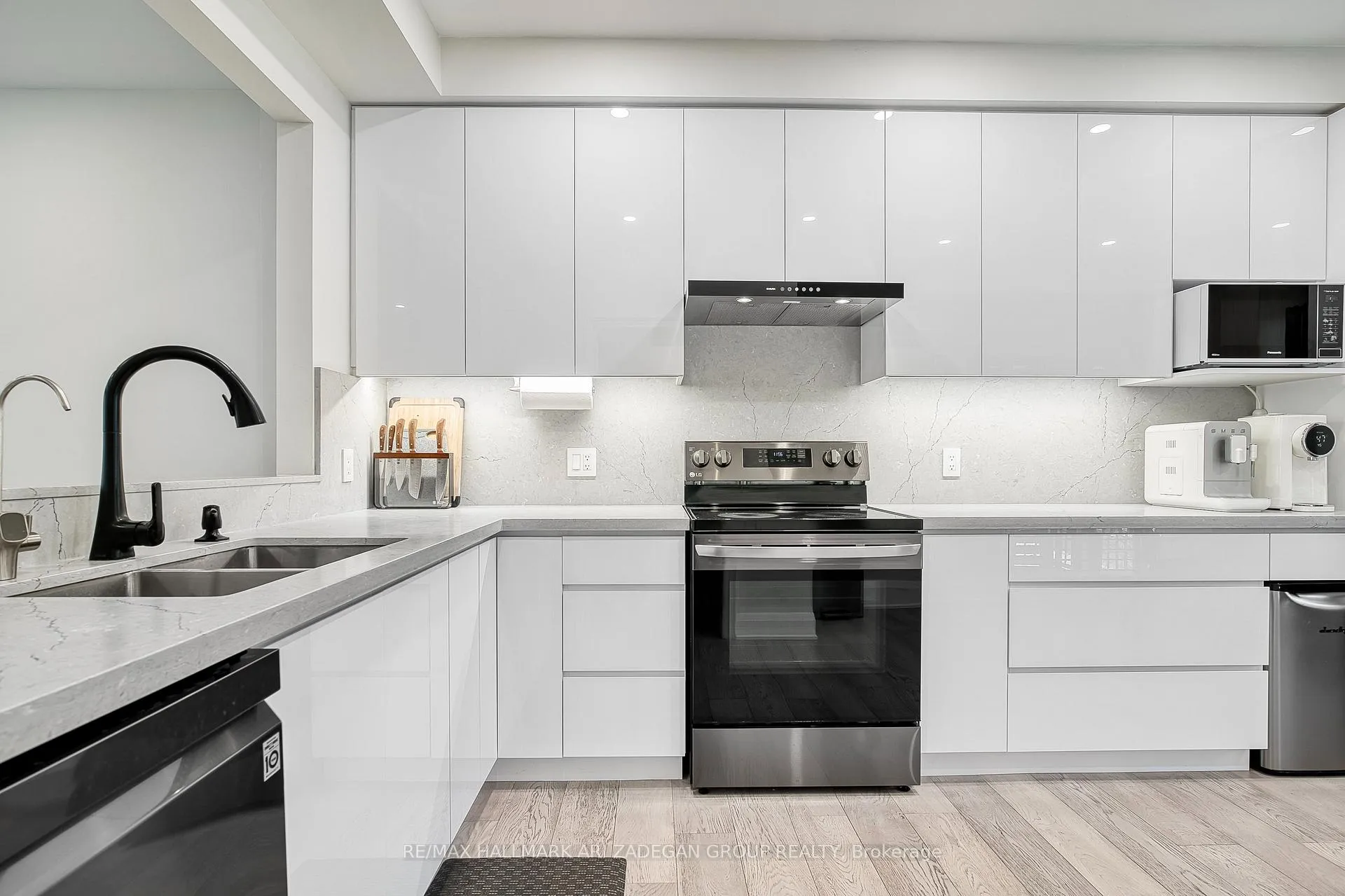 Photo 4 of 38 Orchid Road, Markham, Commerce Valley — HOMEH