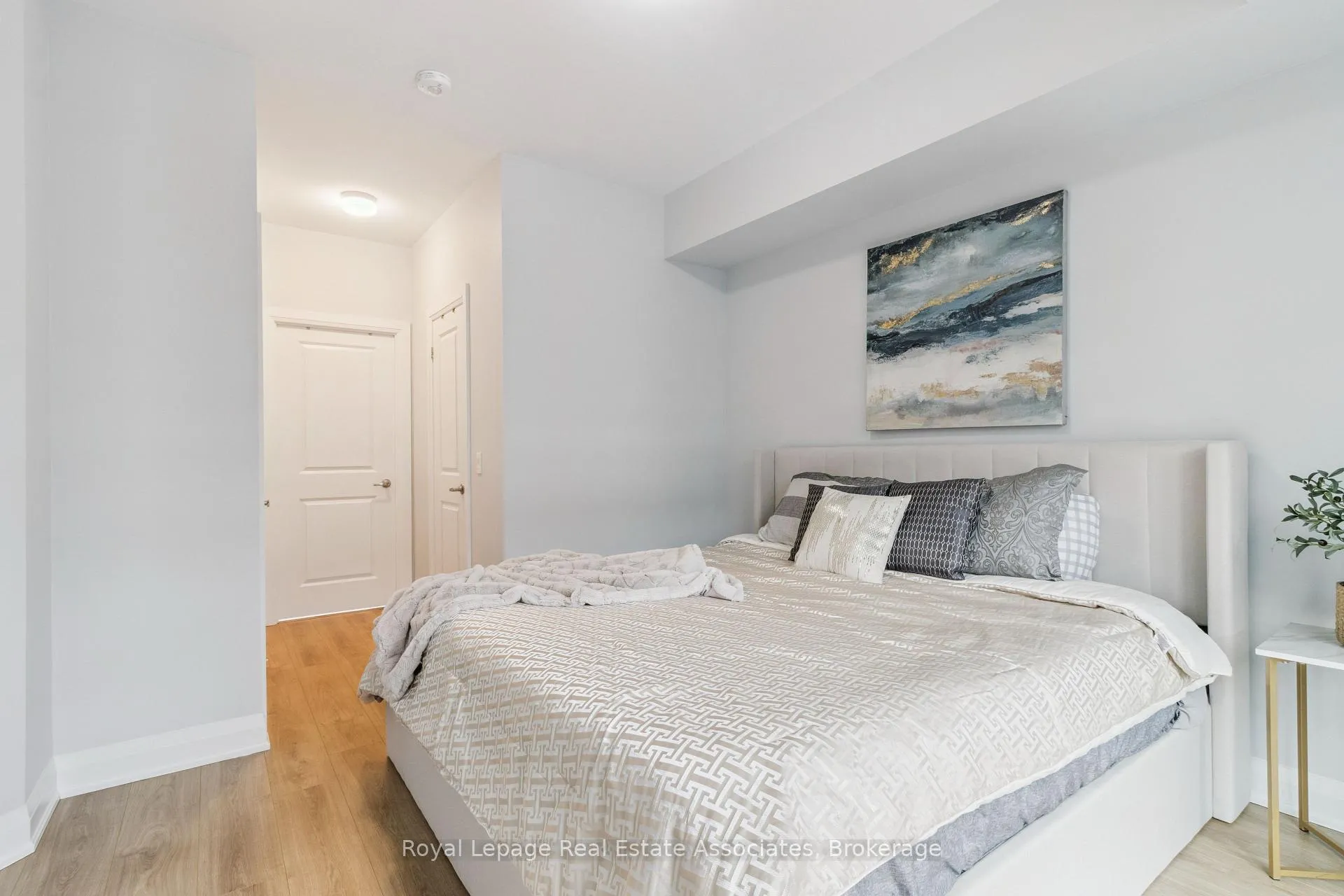 Photo 8 of Unit D203, 5289 Highway 7, Vaughan, Vaughan Grove — HOMEH