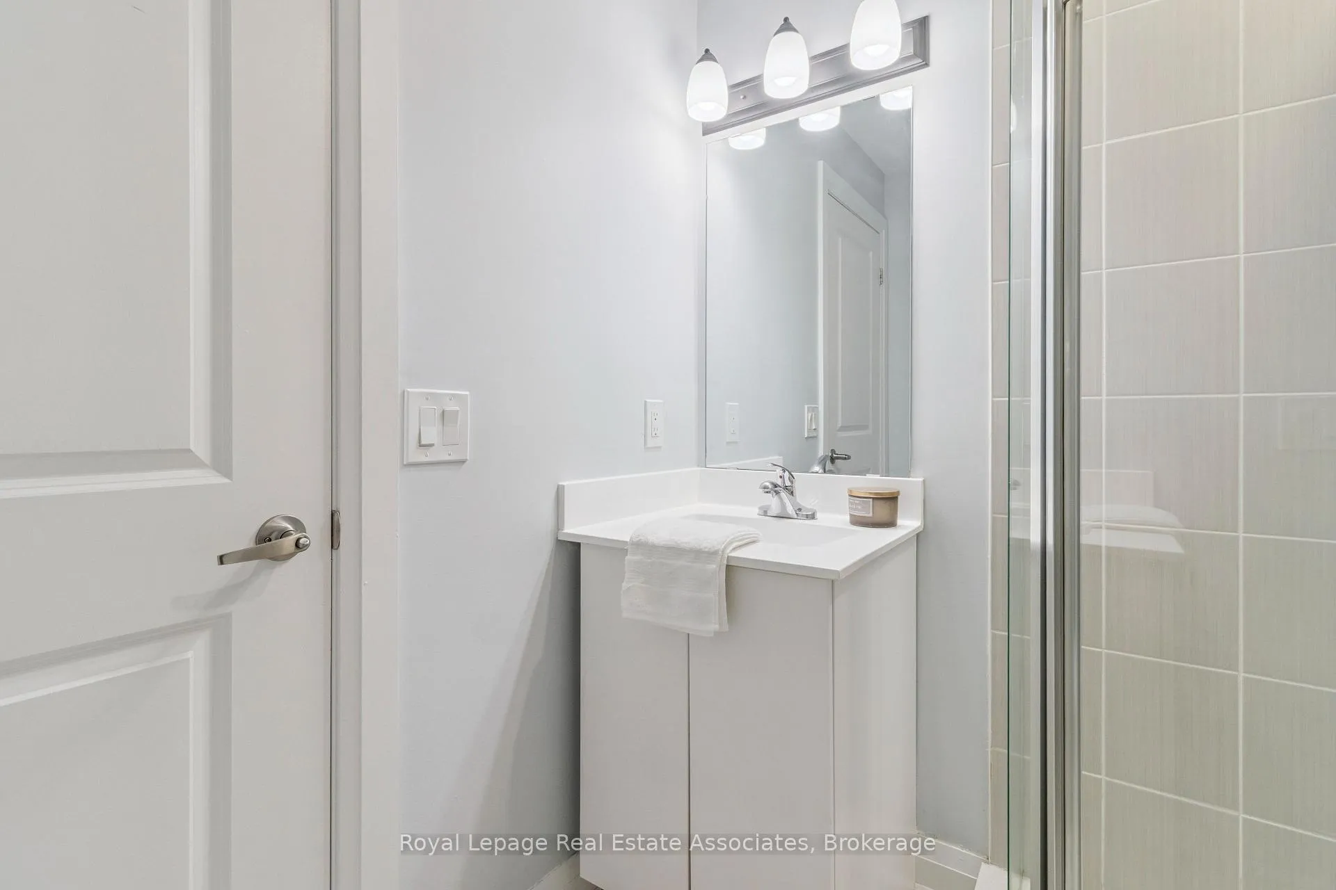 Photo 10 of Unit D203, 5289 Highway 7, Vaughan, Vaughan Grove — HOMEH