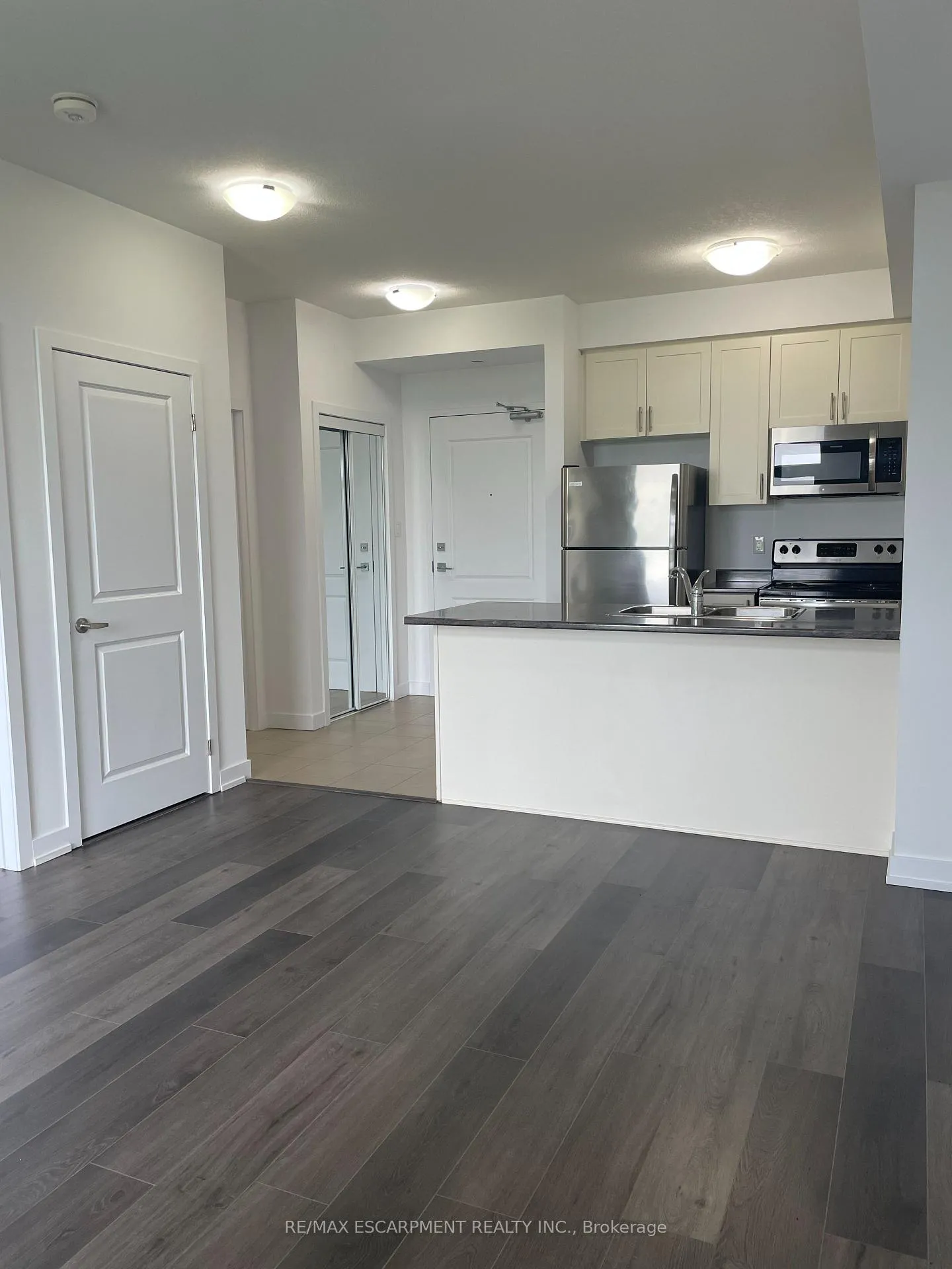 Photo 4 of Unit 107, 101 Shoreview Place, Hamilton, Lakeshore — HOMEH