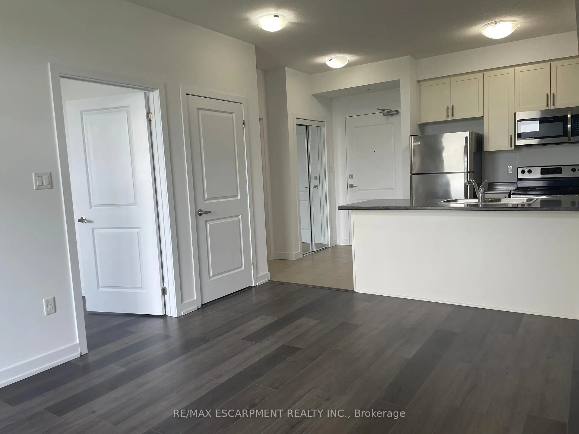 Photo 5 of Unit 107, 101 Shoreview Place, Hamilton, Lakeshore — HOMEH