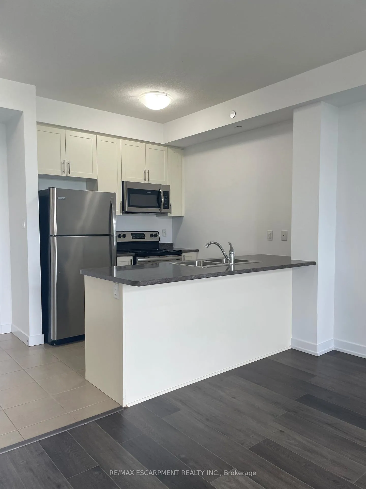 Photo 10 of Unit 107, 101 Shoreview Place, Hamilton, Lakeshore — HOMEH