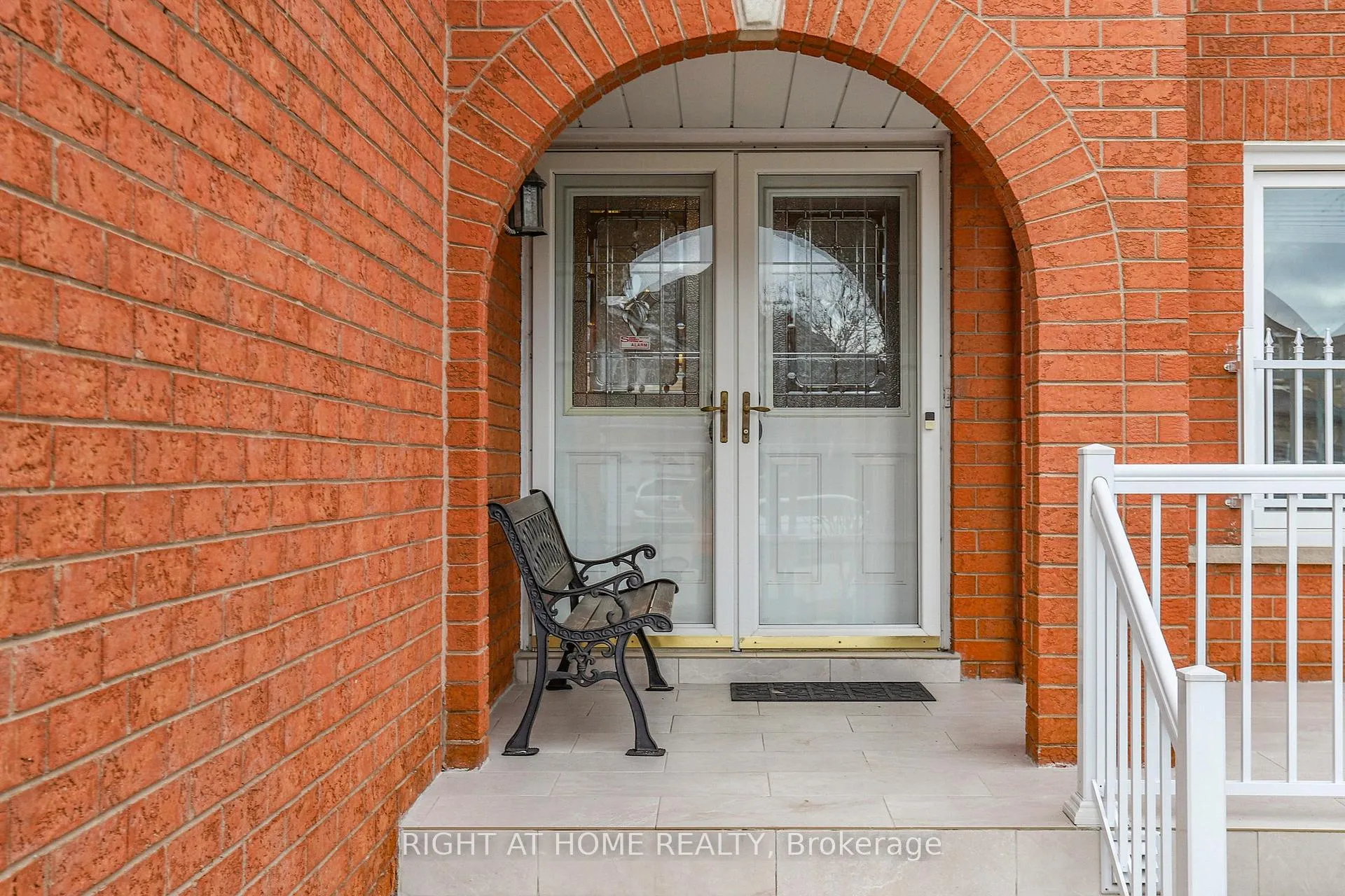 Photo 2 of 260 Avro Road, Vaughan, Maple — HOMEH