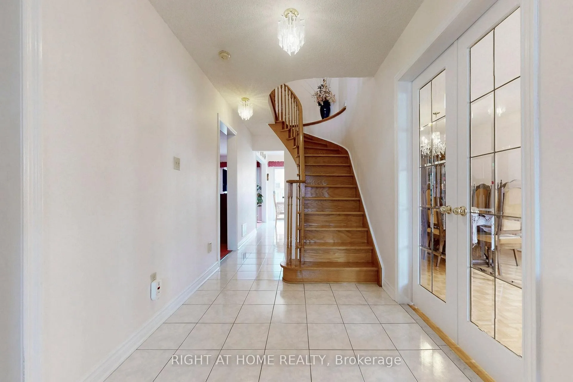 Photo 3 of 260 Avro Road, Vaughan, Maple — HOMEH