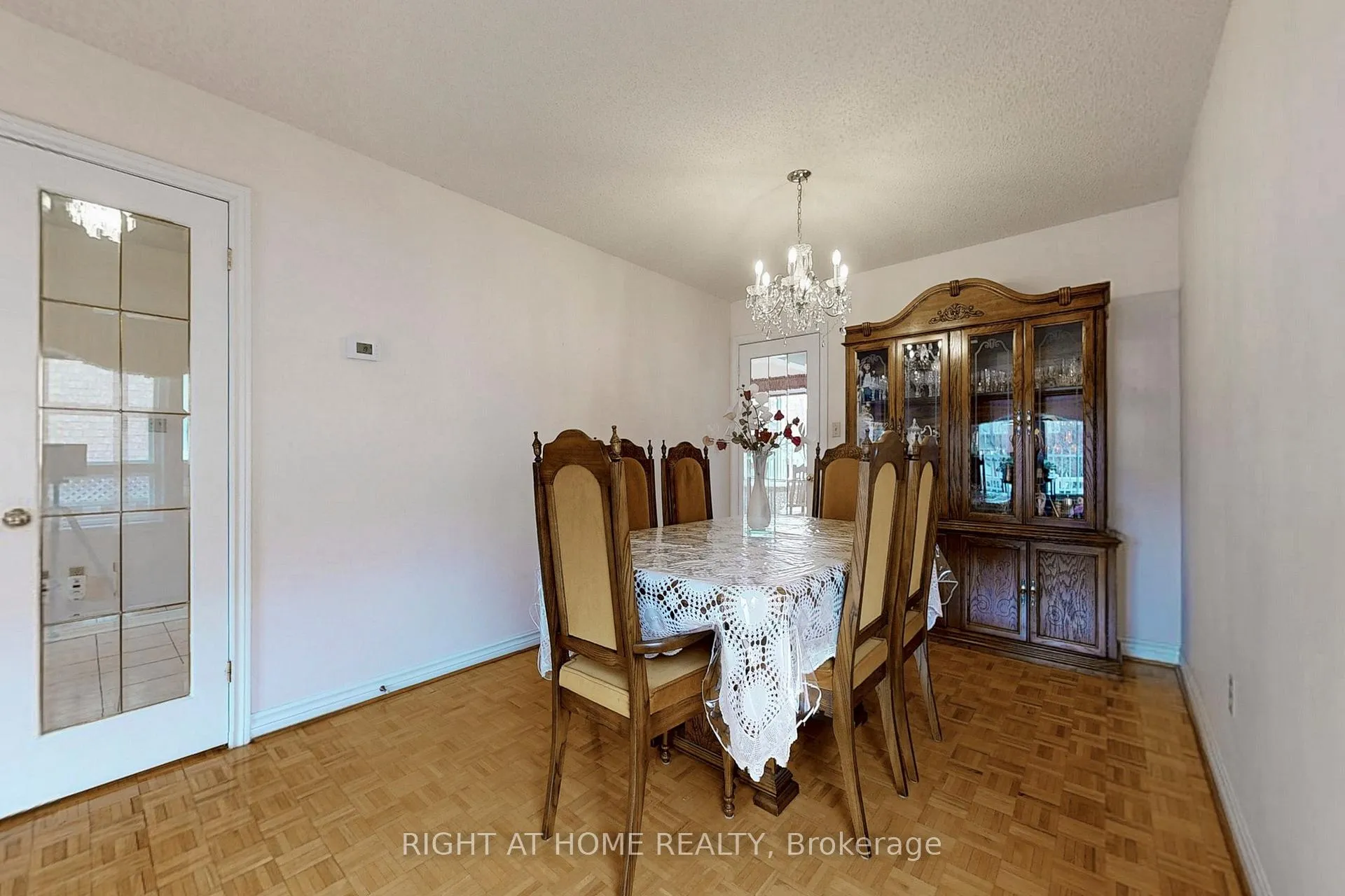 Photo 5 of 260 Avro Road, Vaughan, Maple — HOMEH
