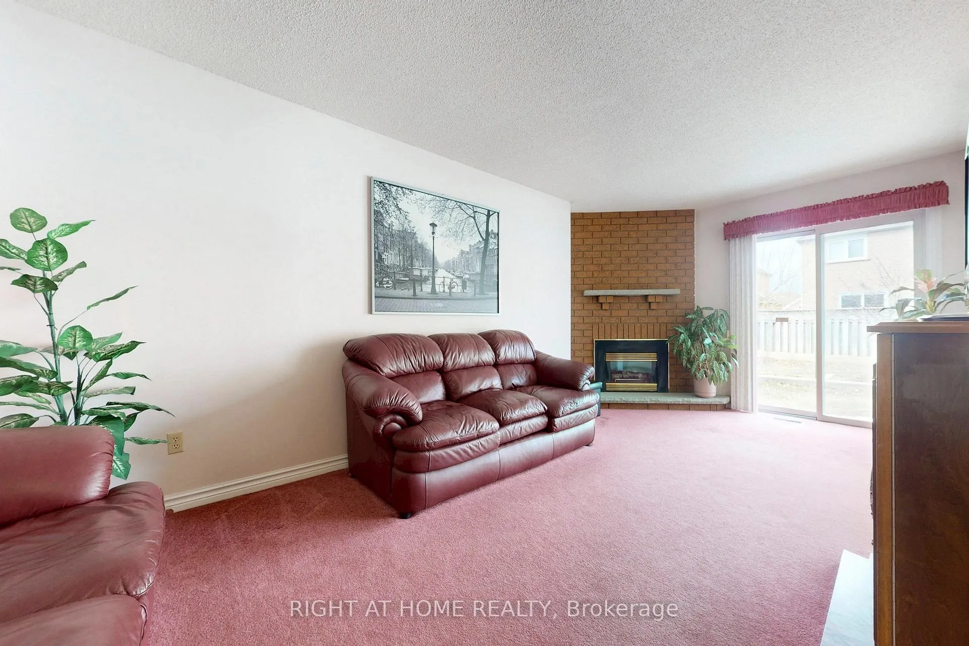 Photo 7 of 260 Avro Road, Vaughan, Maple — HOMEH
