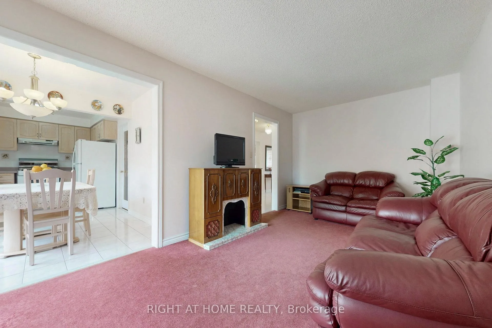 Photo 8 of 260 Avro Road, Vaughan, Maple — HOMEH