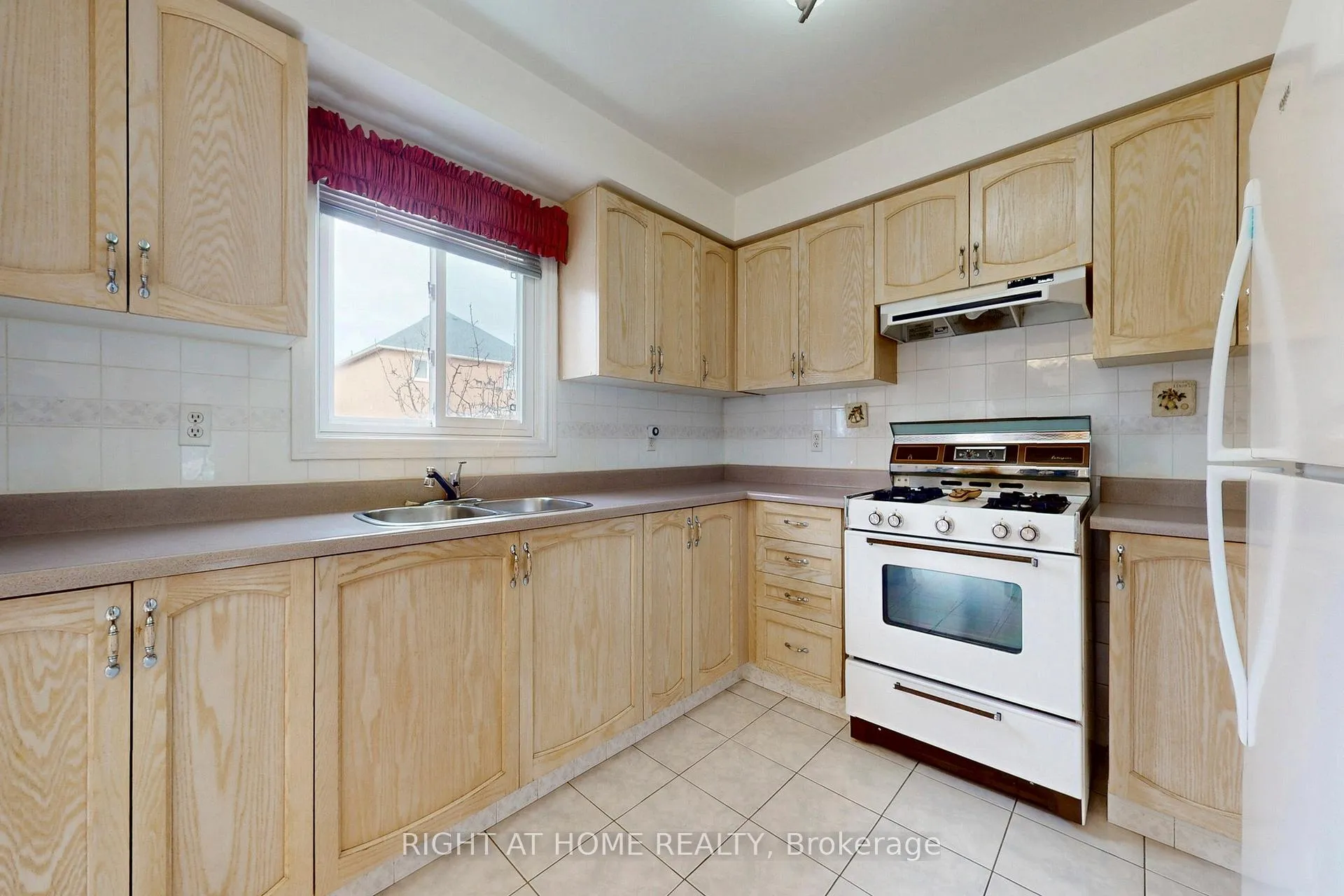 Photo 9 of 260 Avro Road, Vaughan, Maple — HOMEH