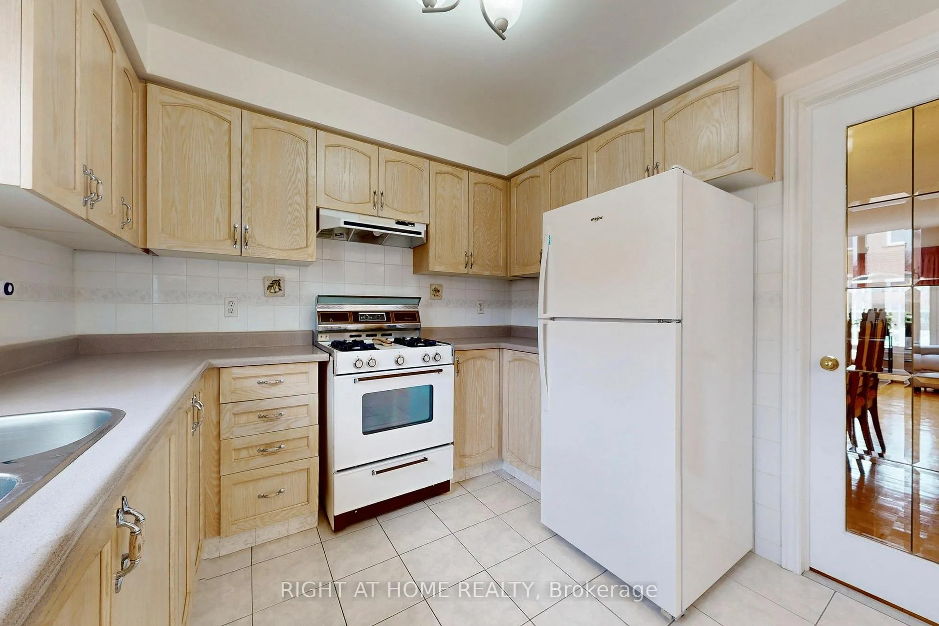 Photo 10 of 260 Avro Road, Vaughan, Maple — HOMEH