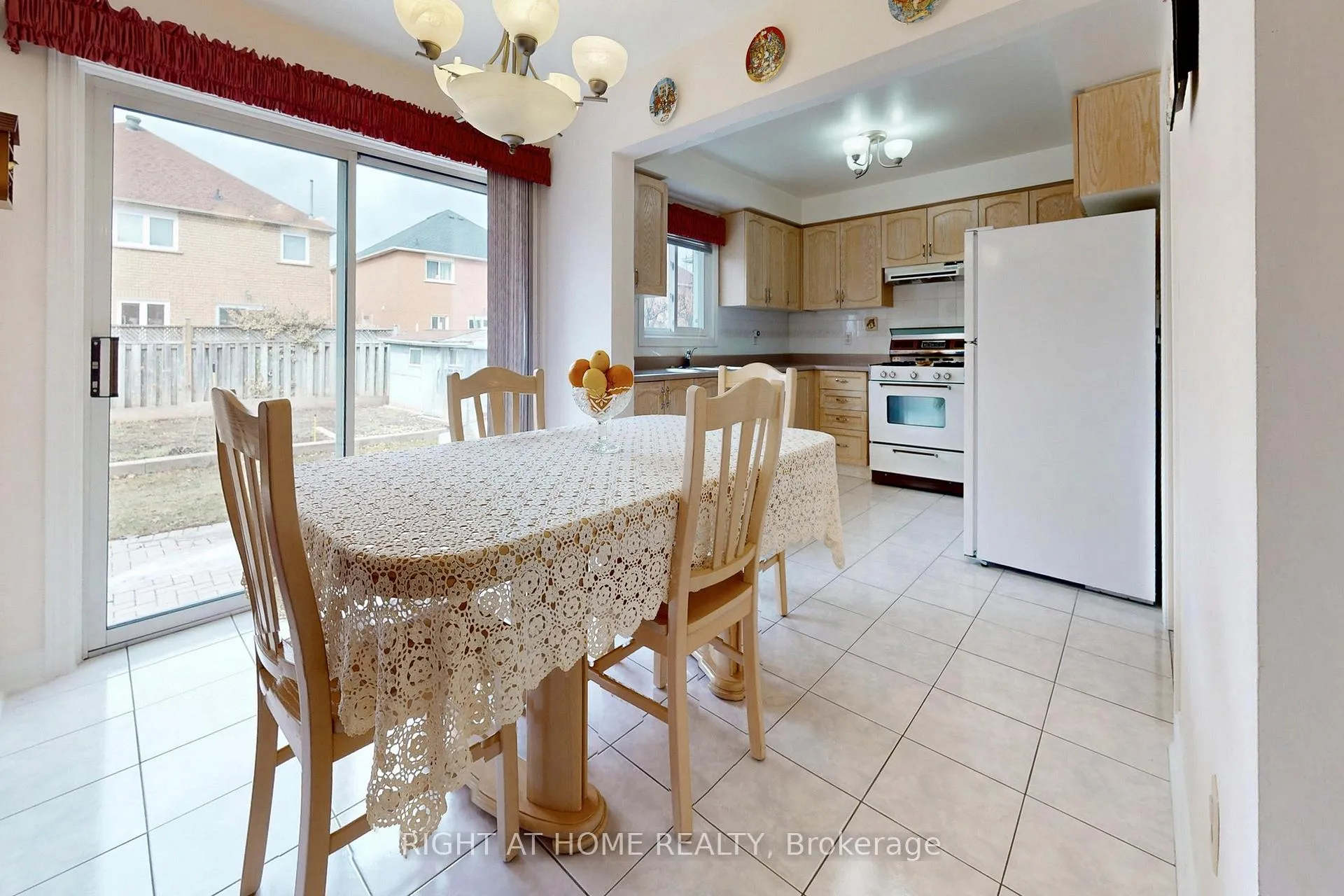 Photo 12 of 260 Avro Road, Vaughan, Maple — HOMEH