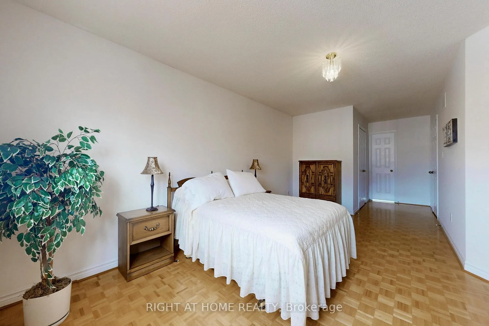 Photo 15 of 260 Avro Road, Vaughan, Maple — HOMEH