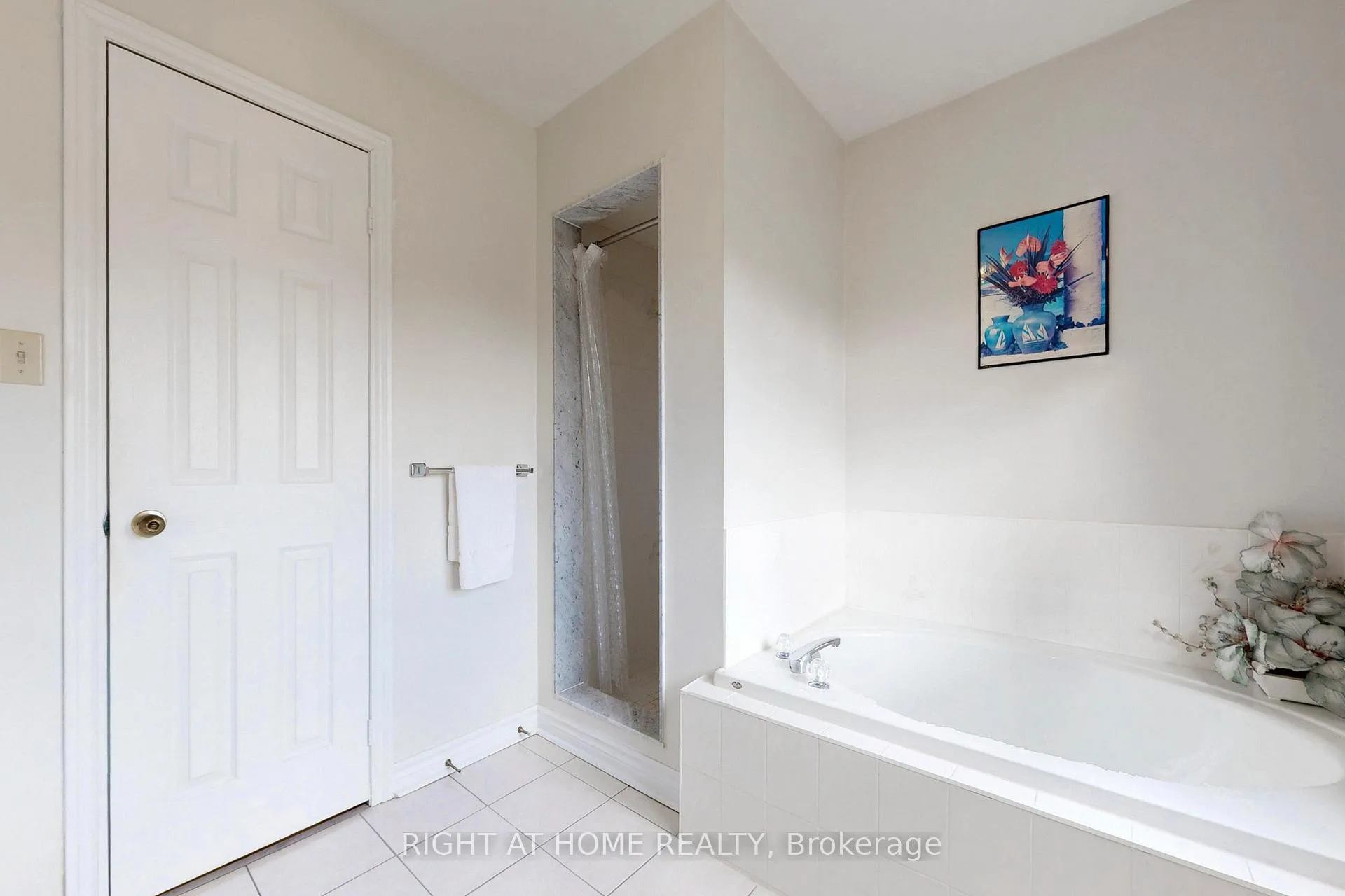 Photo 17 of 260 Avro Road, Vaughan, Maple — HOMEH