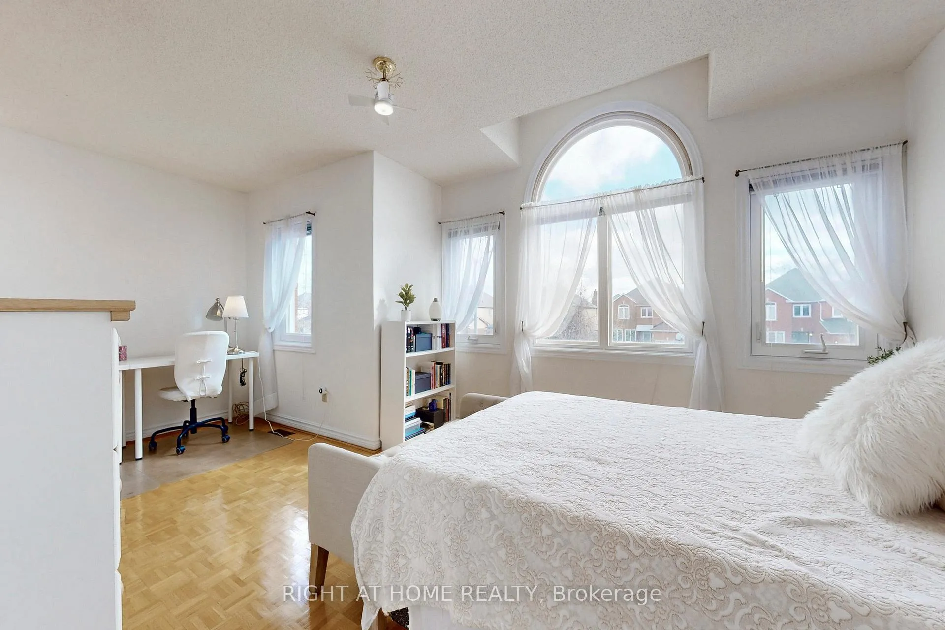 Photo 19 of 260 Avro Road, Vaughan, Maple — HOMEH