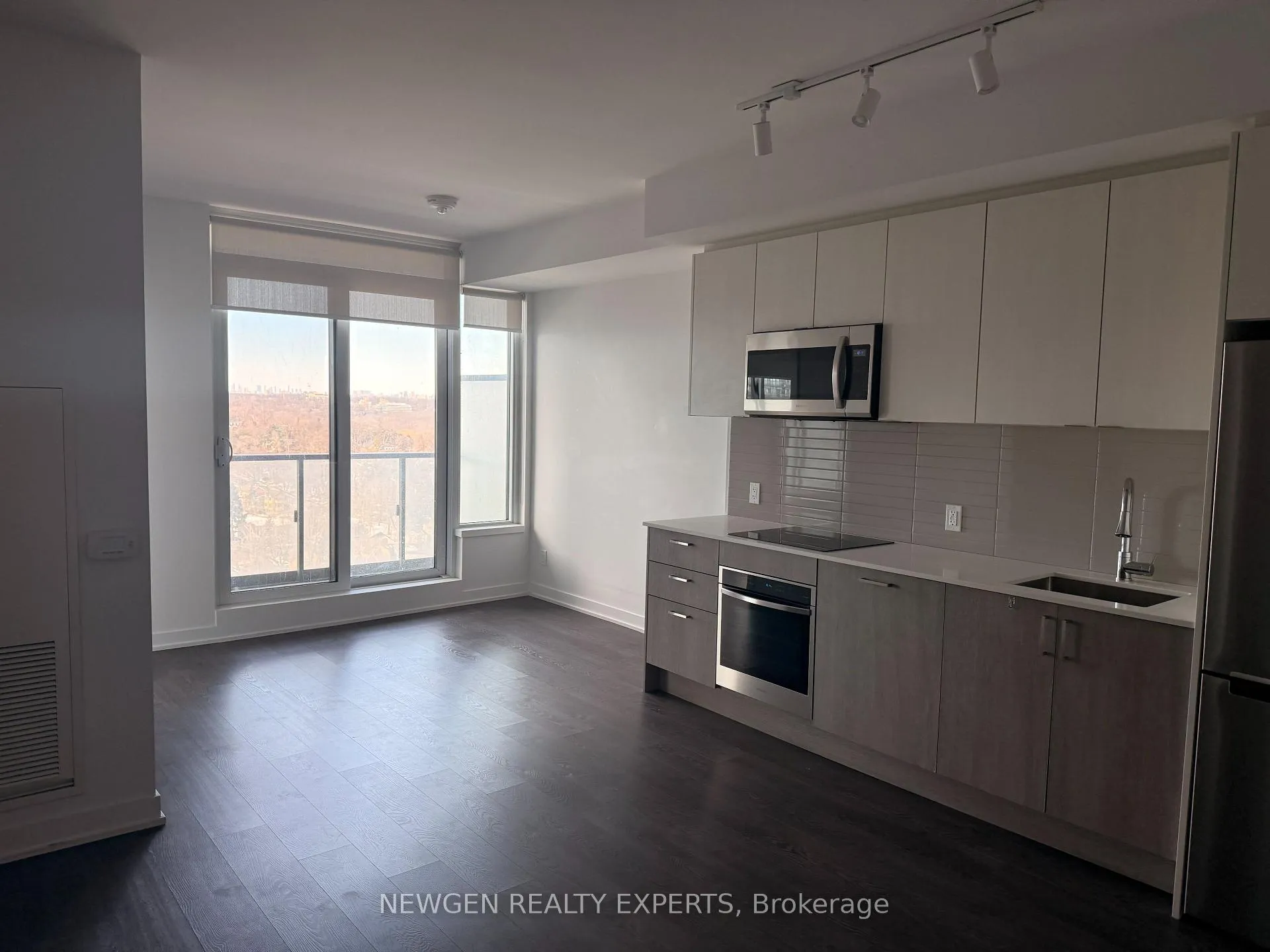 Front of Unit 2017, 1926 Lake Shore Boulevard W