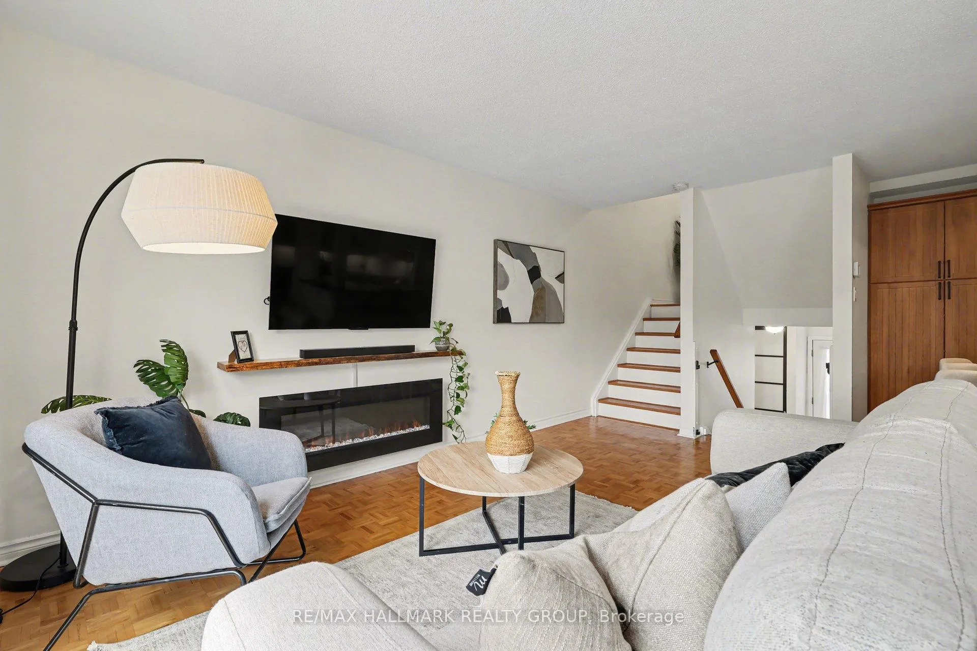 Photo 4 of Unit D, 77 Glen Park Drive, Ottawa, Blackburn Hamlet (South) — HOMEH