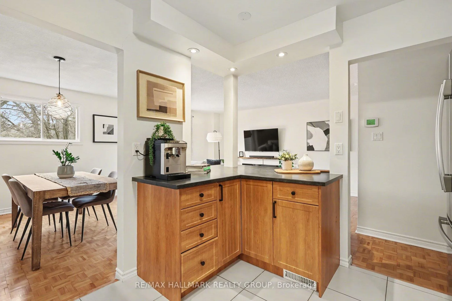 Photo 10 of Unit D, 77 Glen Park Drive, Ottawa, Blackburn Hamlet (South) — HOMEH